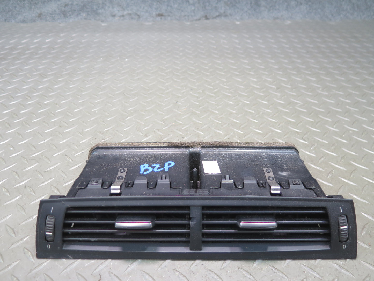 06-08 BMW E86 E85 Z4 Dash Center AC Heater Air Vent Black OEM