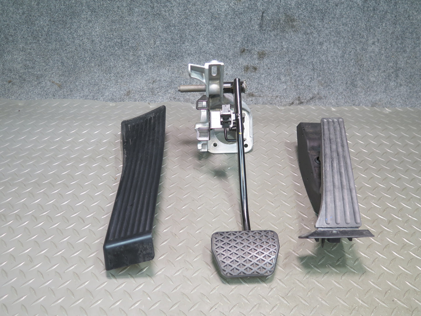 03-08 BMW E85 Z4 3.0L A/T Gas Acceleration & Brake Pedal w Footrest Pad Set OEM
