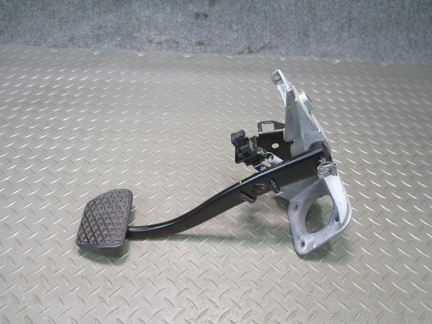 03-08 BMW E85 Z4 3.0L A/T Gas Acceleration & Brake Pedal w Footrest Pad Set OEM