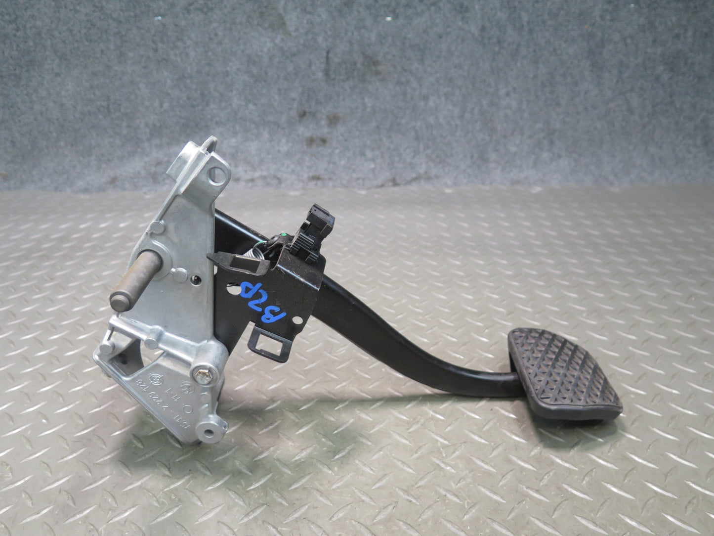 03-08 BMW E85 Z4 3.0L A/T Gas Acceleration & Brake Pedal w Footrest Pad Set OEM