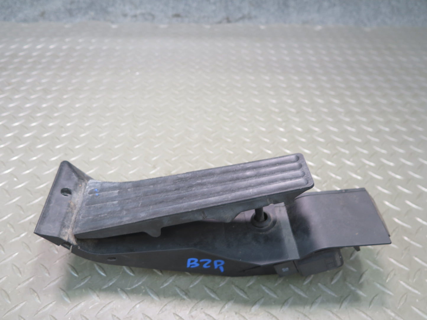 03-08 BMW E85 Z4 3.0L A/T Gas Acceleration & Brake Pedal w Footrest Pad Set OEM