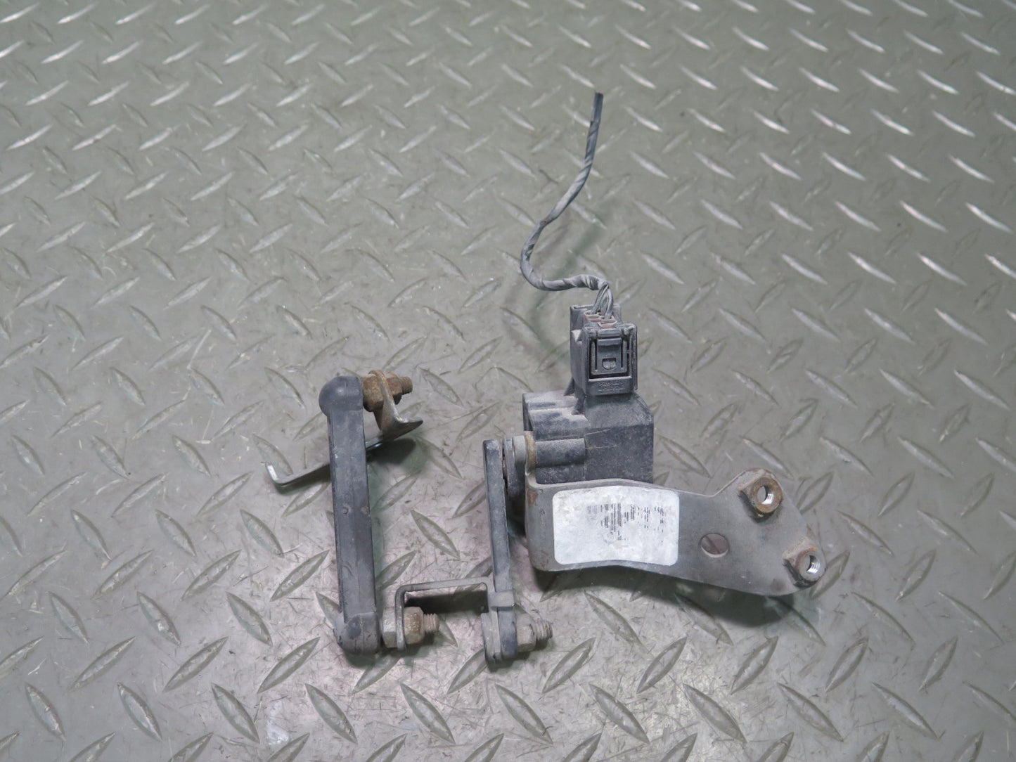 03-08 BMW E85 Z4 Rear Right Suspension Height Level Sensor 6778810 OEM