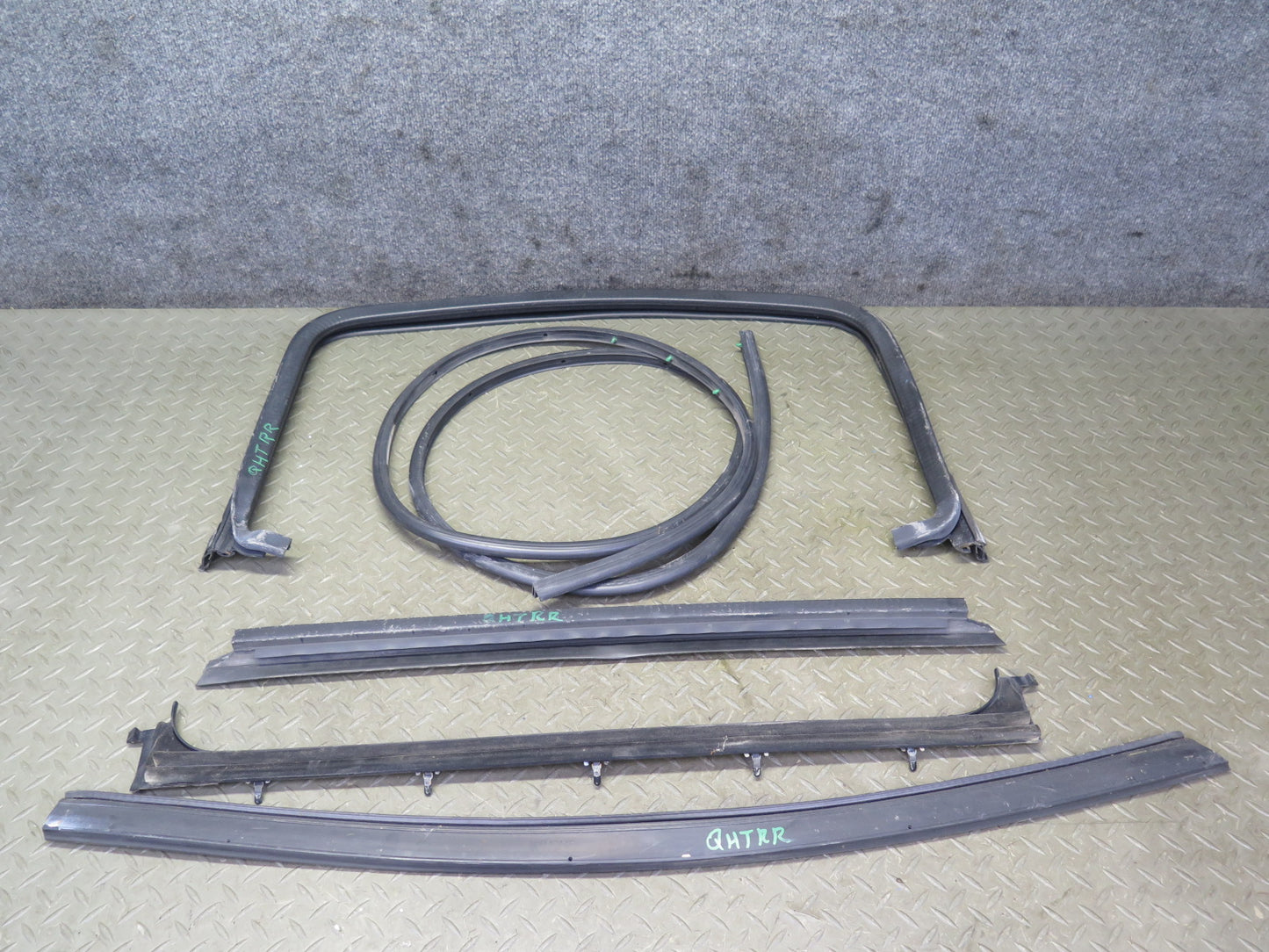 2003-2009 Hummer H2 Rear Right Window Outer Inner Weatherstrip Rubber Seal Set