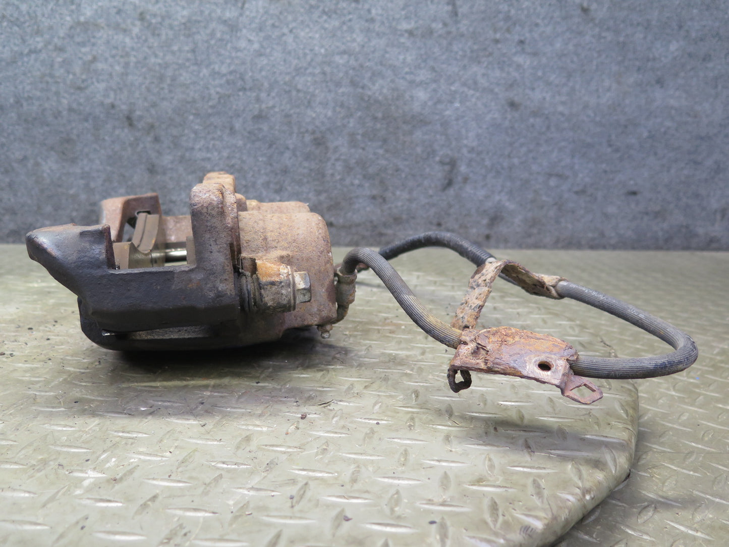 2003-2009 Hummer H2 AWD Front Left & Right Brake Caliper Set of 2