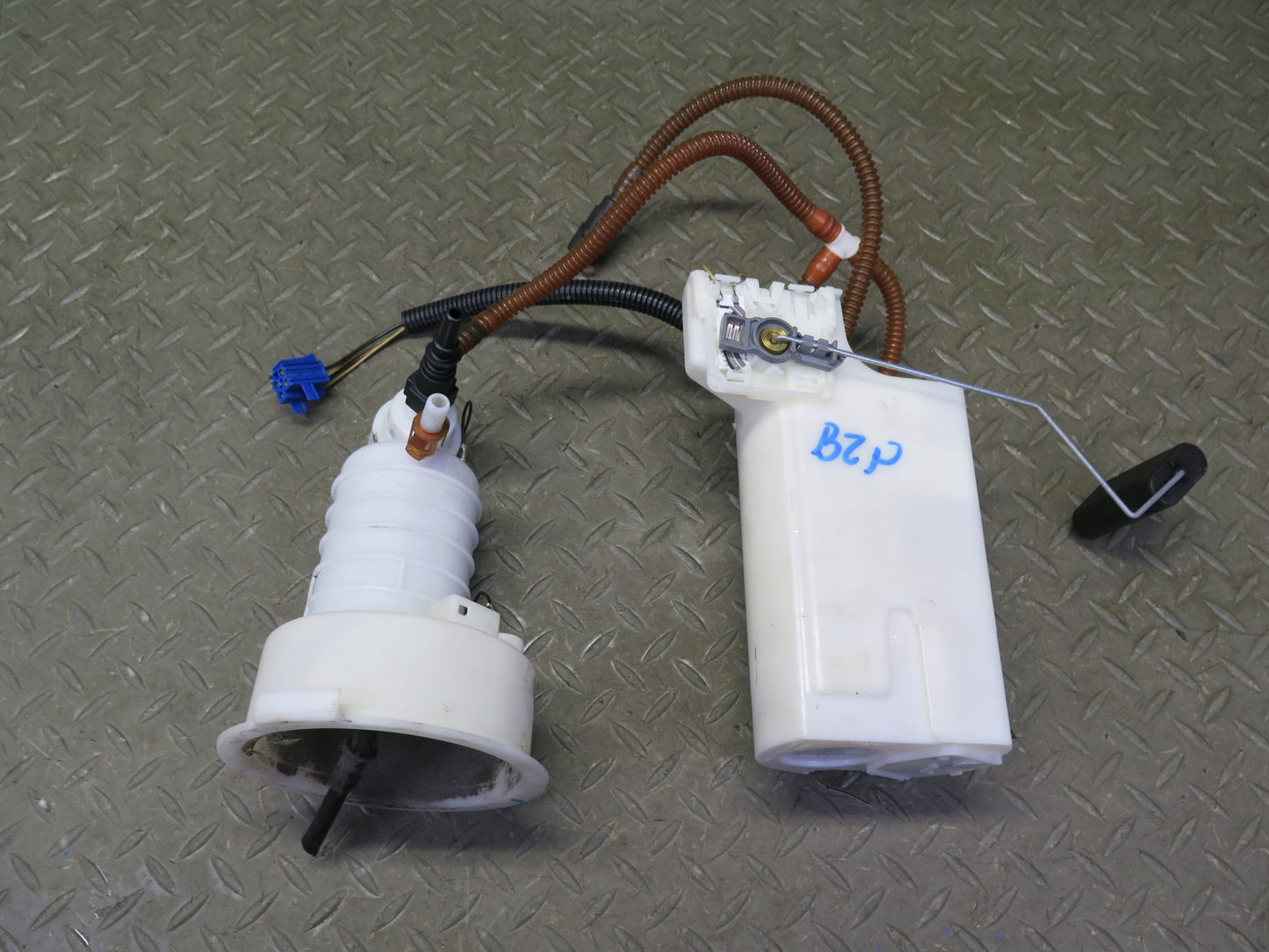06-08 BMW E85 Z4 3.0L N52 Fuel Pump Level Sensor Sending Unit Set 109K Miles OEM
