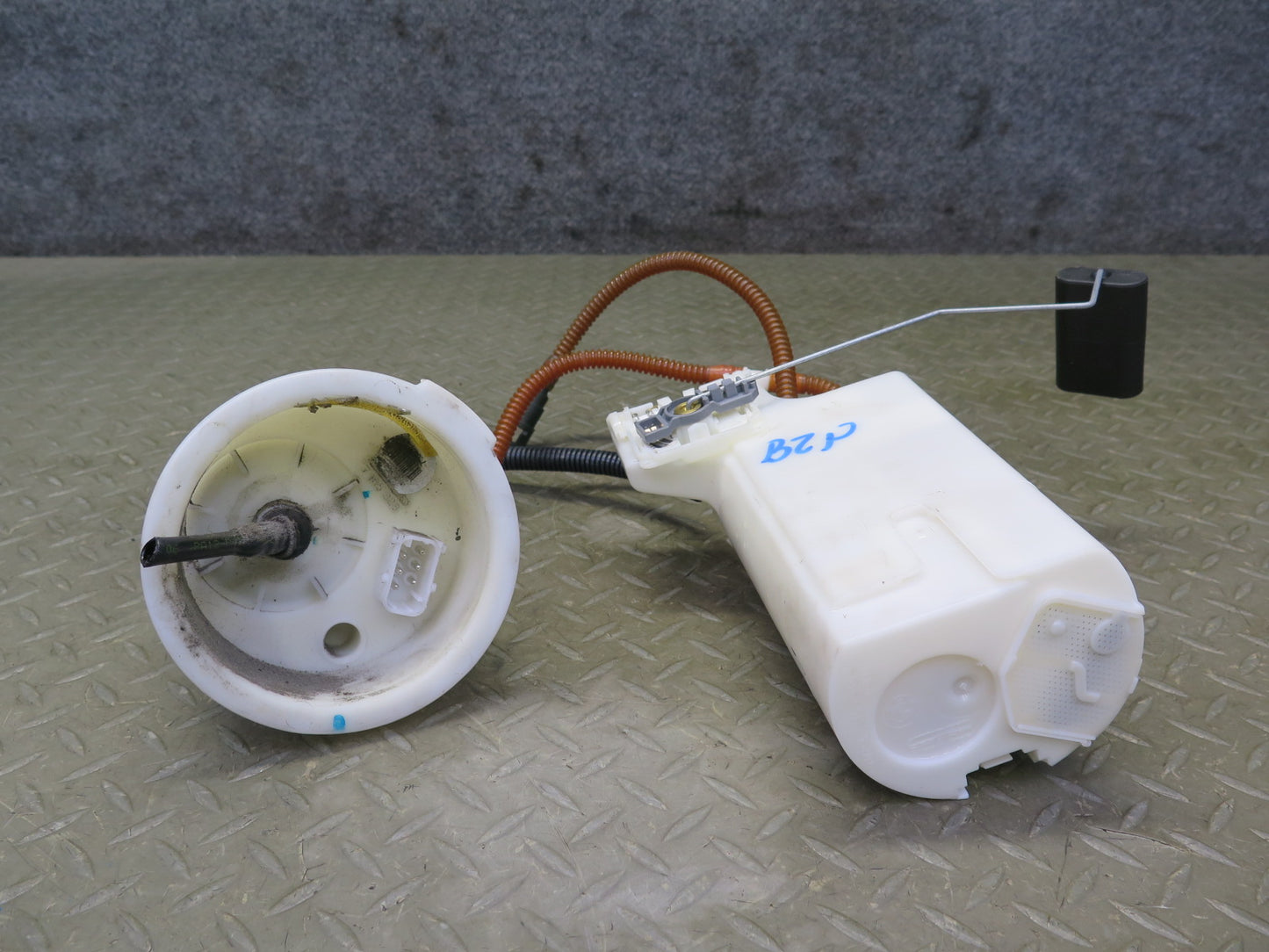 06-08 BMW E85 Z4 3.0L N52 Fuel Pump Level Sensor Sending Unit Set 109K Miles OEM