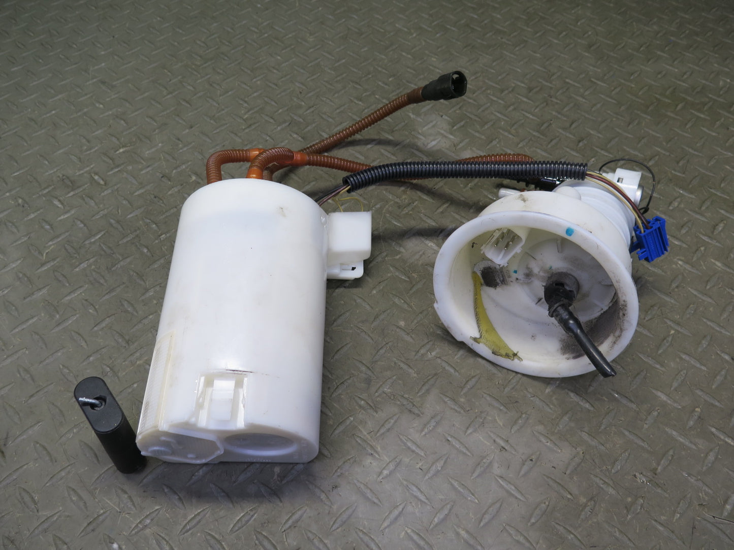 06-08 BMW E85 Z4 3.0L N52 Fuel Pump Level Sensor Sending Unit Set 109K Miles OEM