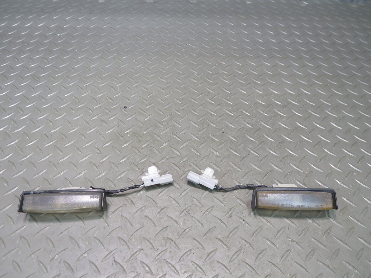 01-05 Lexus IS300 JCE10L Sedan Rear Left & Right License Plate Light Set OEM