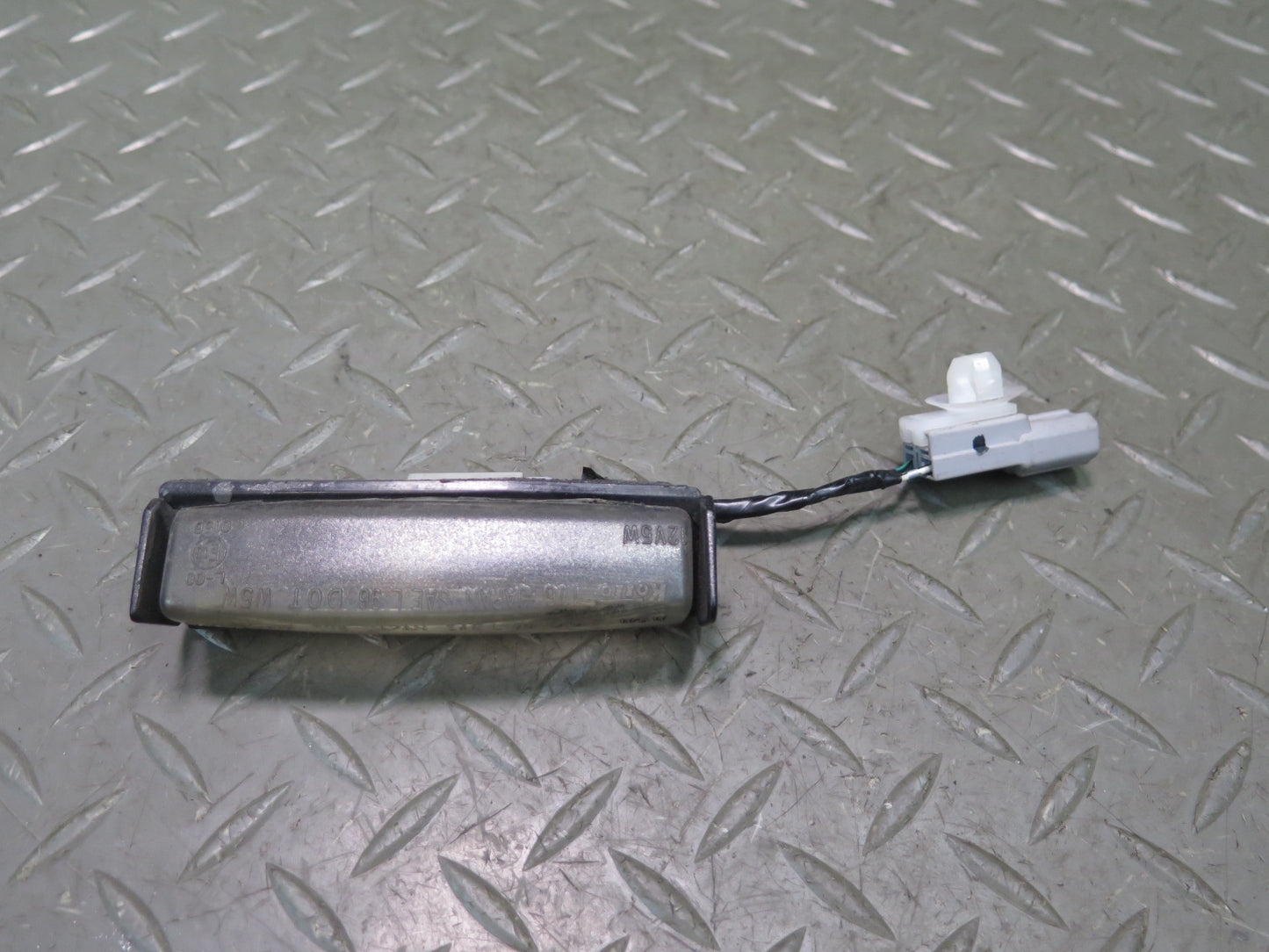 01-05 Lexus IS300 JCE10L Sedan Rear Left & Right License Plate Light Set OEM