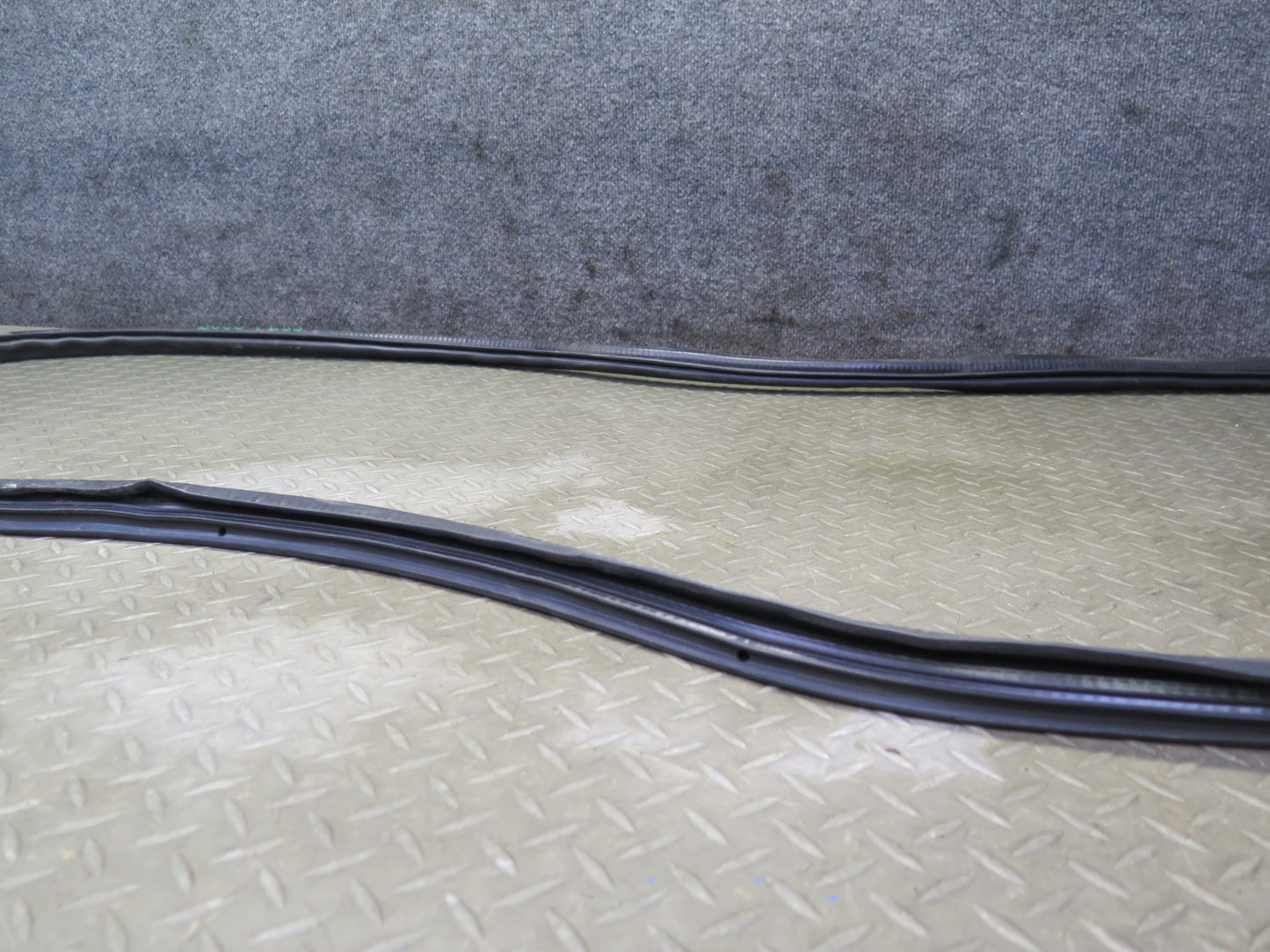 92-00 Lexus JZZ31L SC400 SC300 Front Left Door Weatherstrip Rubber Seal OEM