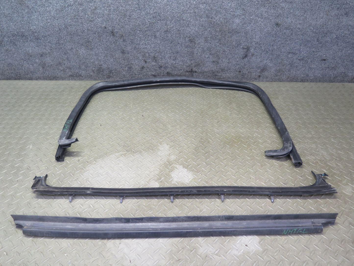 2003-2009 Hummer H2 Front Left Window Outer Inner Weatherstrip Rubber Seal Set