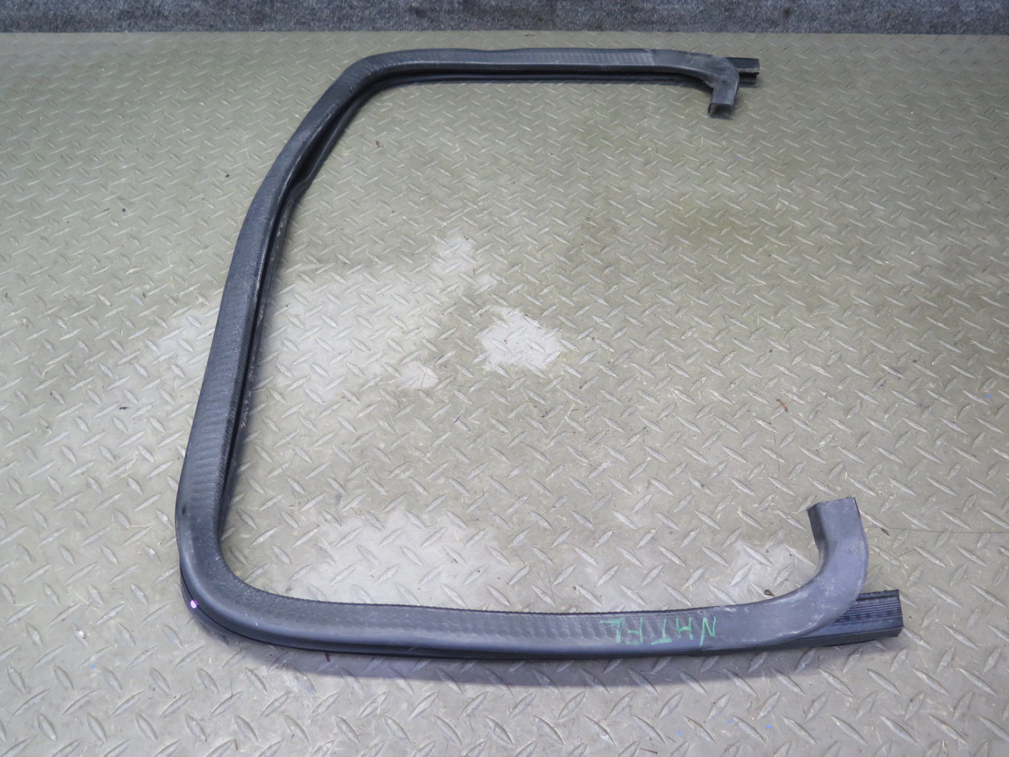 2003-2009 Hummer H2 Front Left Window Outer Inner Weatherstrip Rubber Seal Set