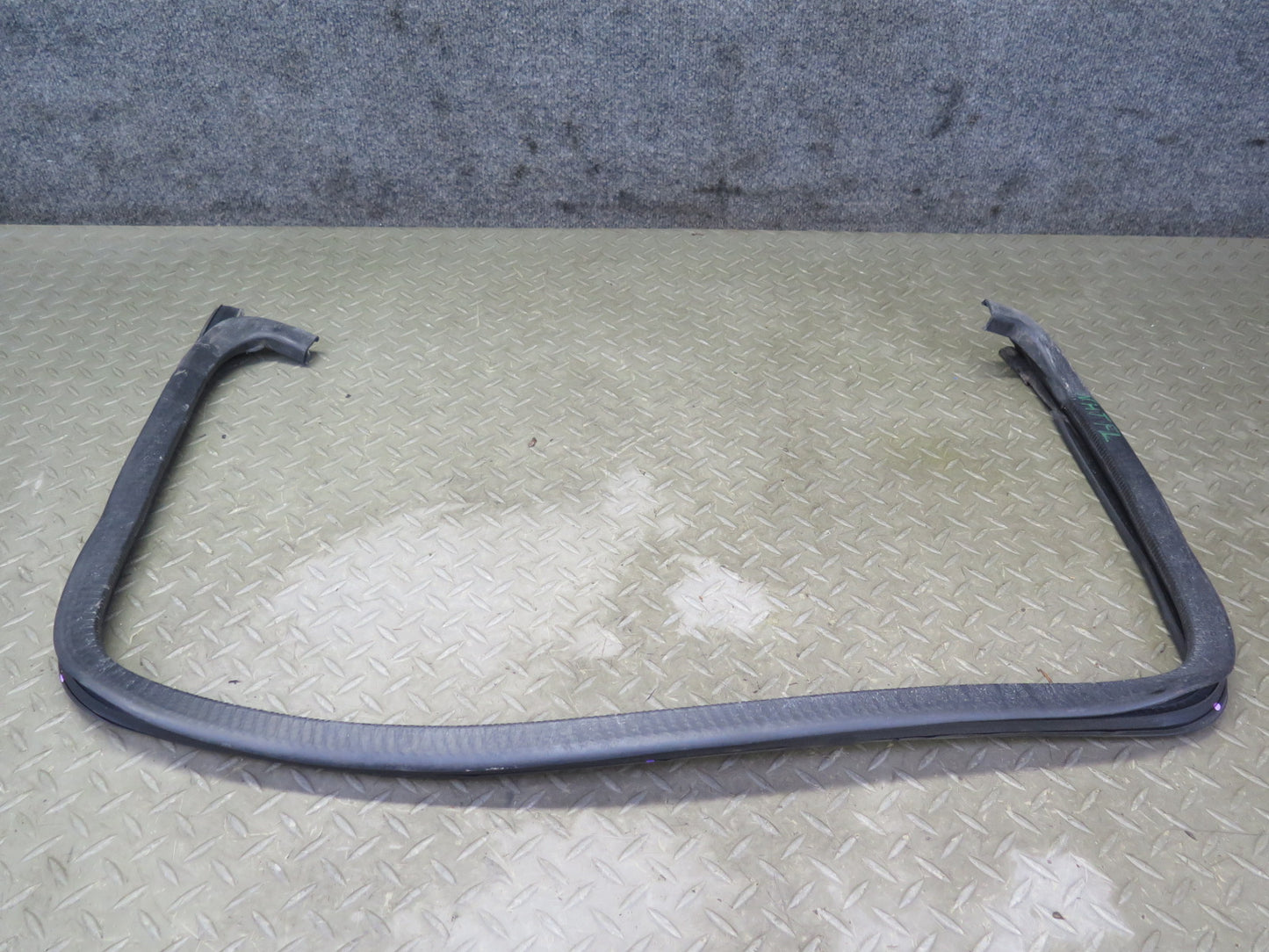 2003-2009 Hummer H2 Front Left Window Outer Inner Weatherstrip Rubber Seal Set