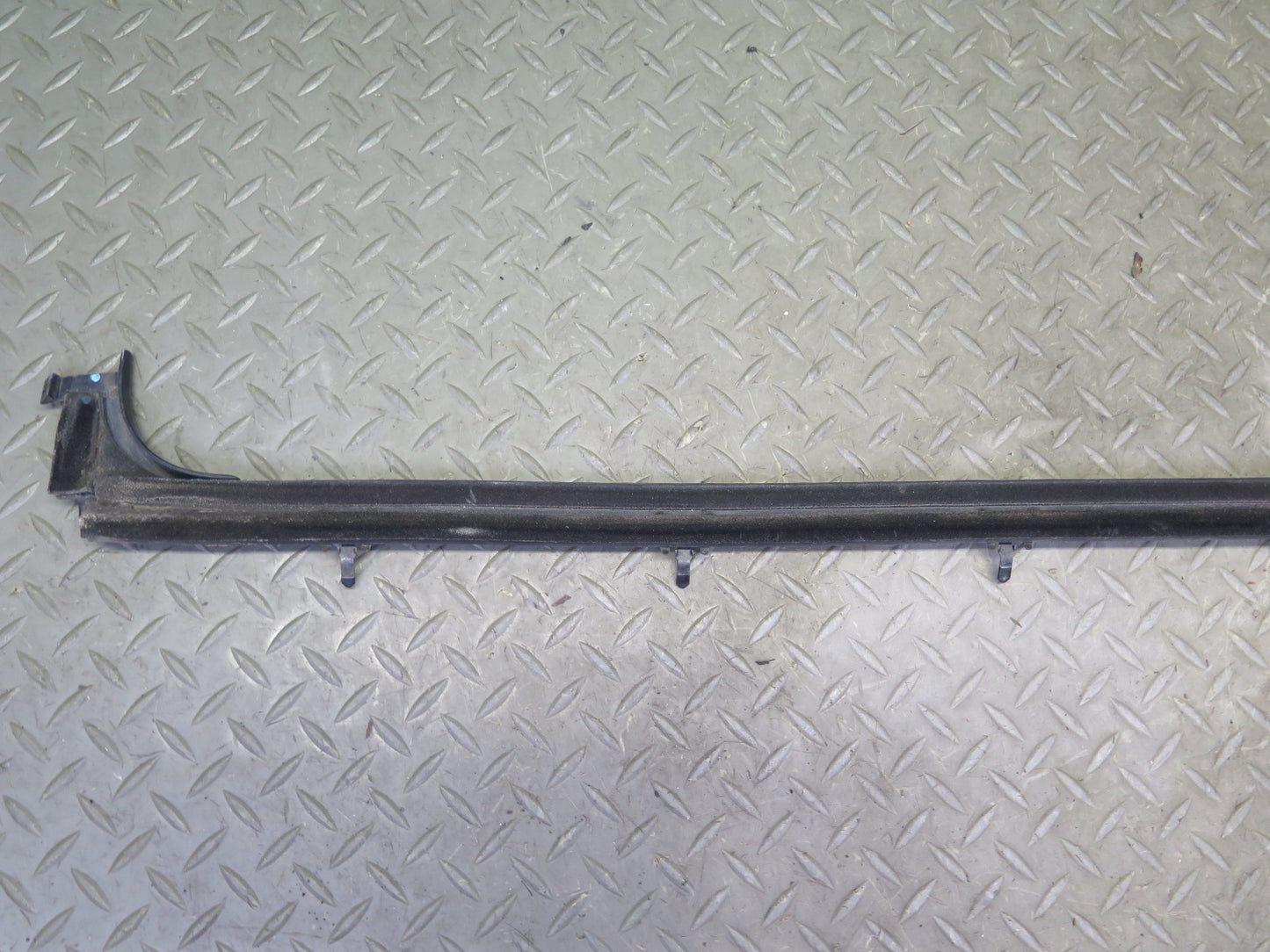2003-2009 Hummer H2 Front Left Window Outer Inner Weatherstrip Rubber Seal Set