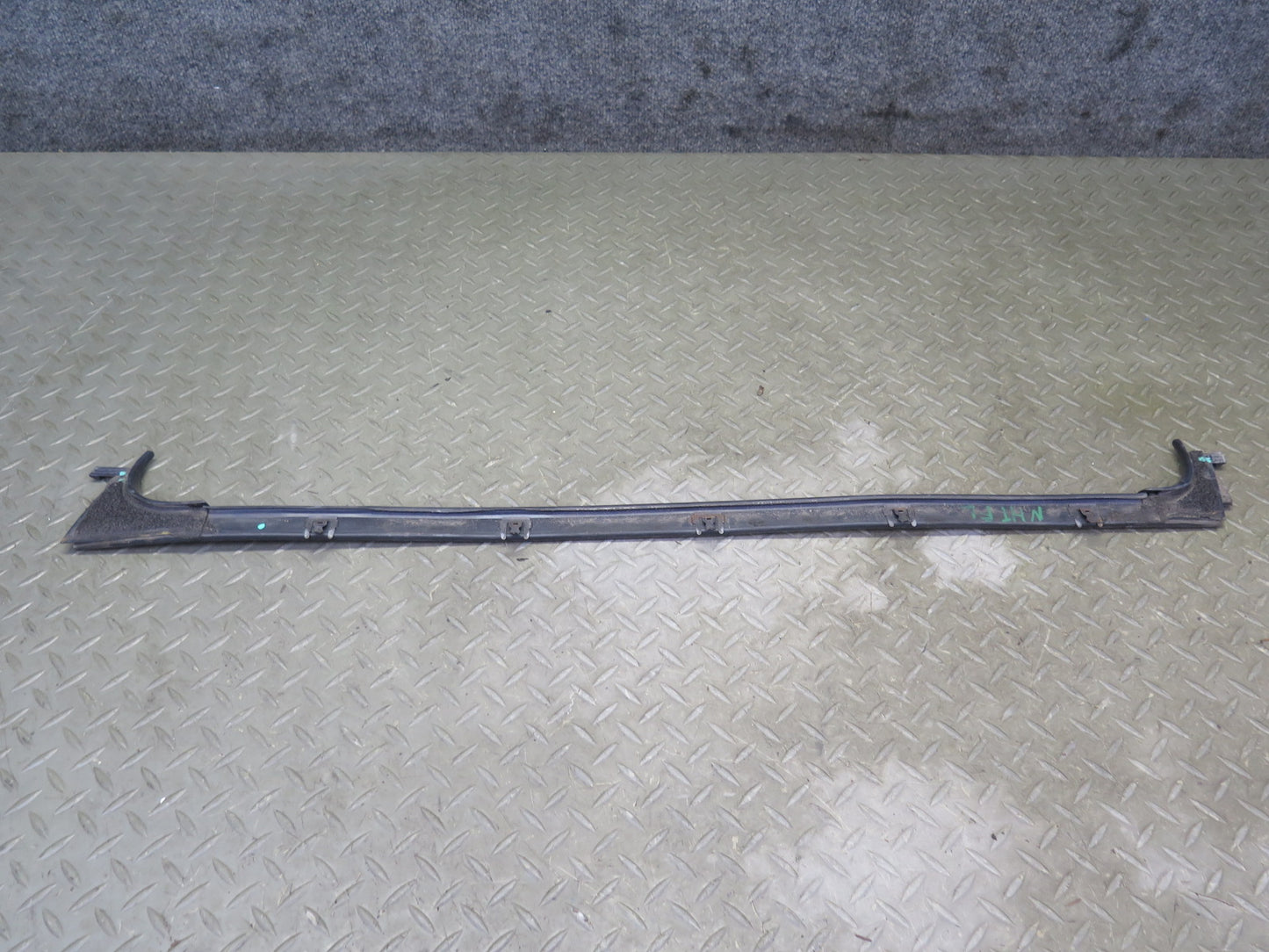 2003-2009 Hummer H2 Front Left Window Outer Inner Weatherstrip Rubber Seal Set