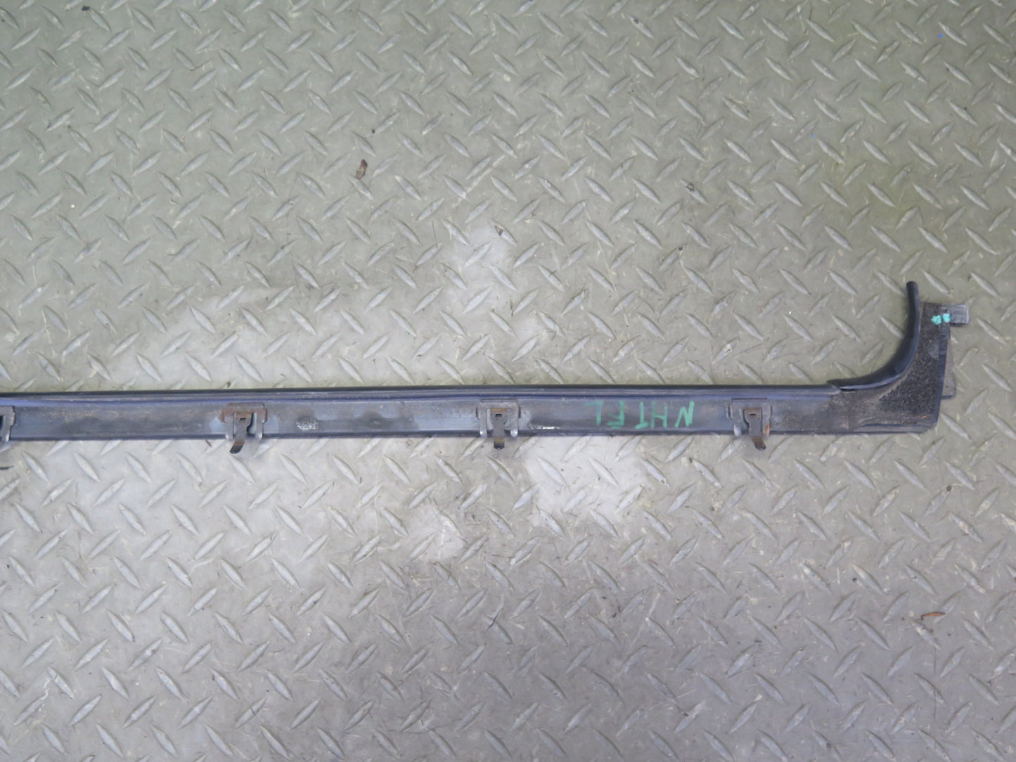 2003-2009 Hummer H2 Front Left Window Outer Inner Weatherstrip Rubber Seal Set