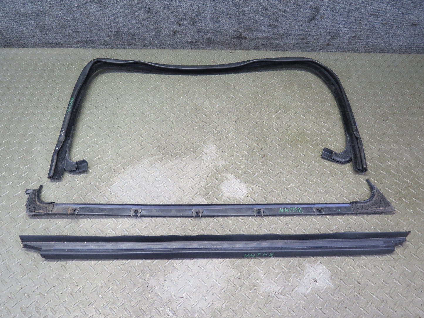 2003-2009 Hummer H2 Front Right Window Outer Inner Weatherstrip Rubber Seal Set