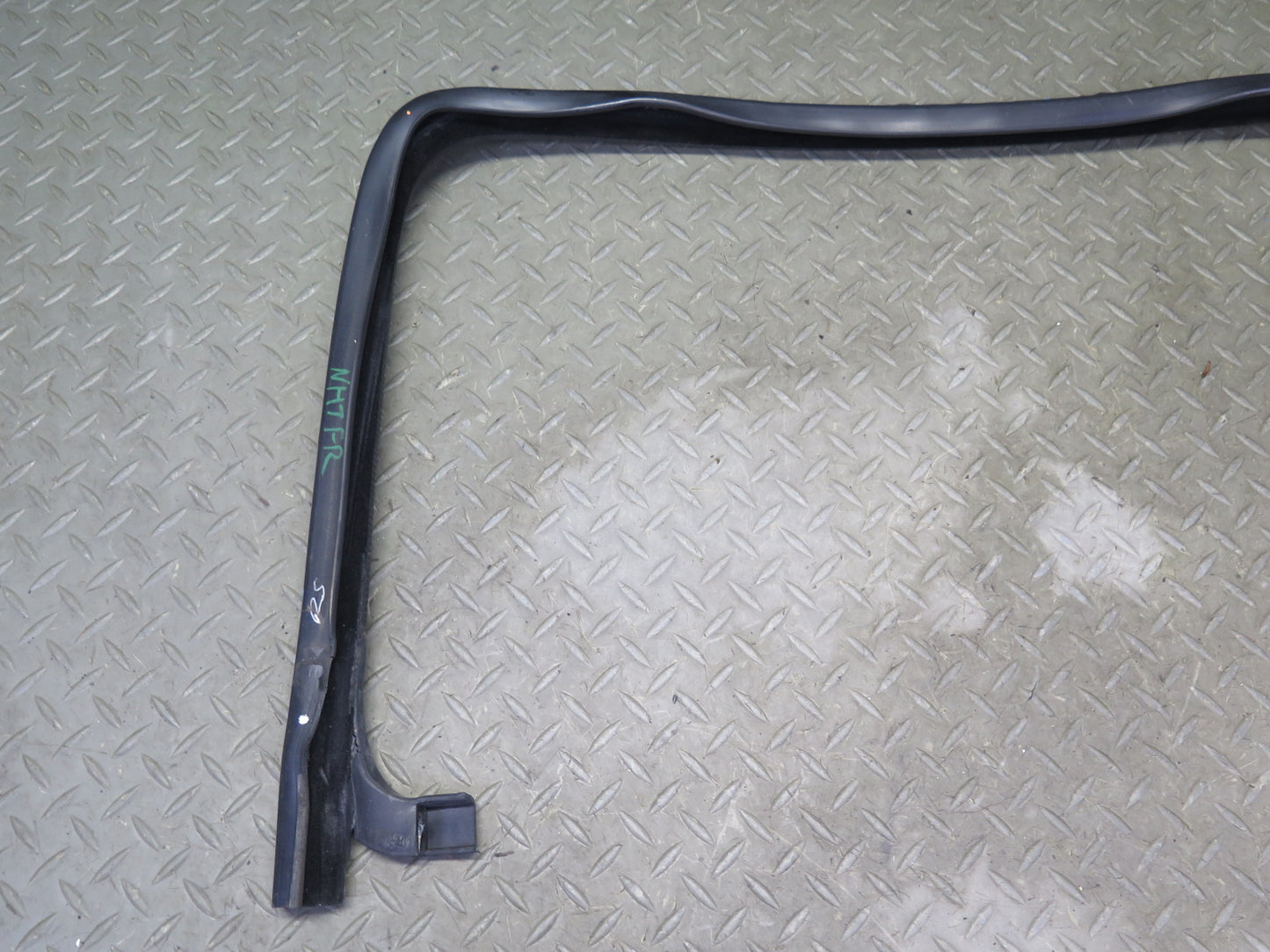2003-2009 Hummer H2 Front Right Window Outer Inner Weatherstrip Rubber Seal Set
