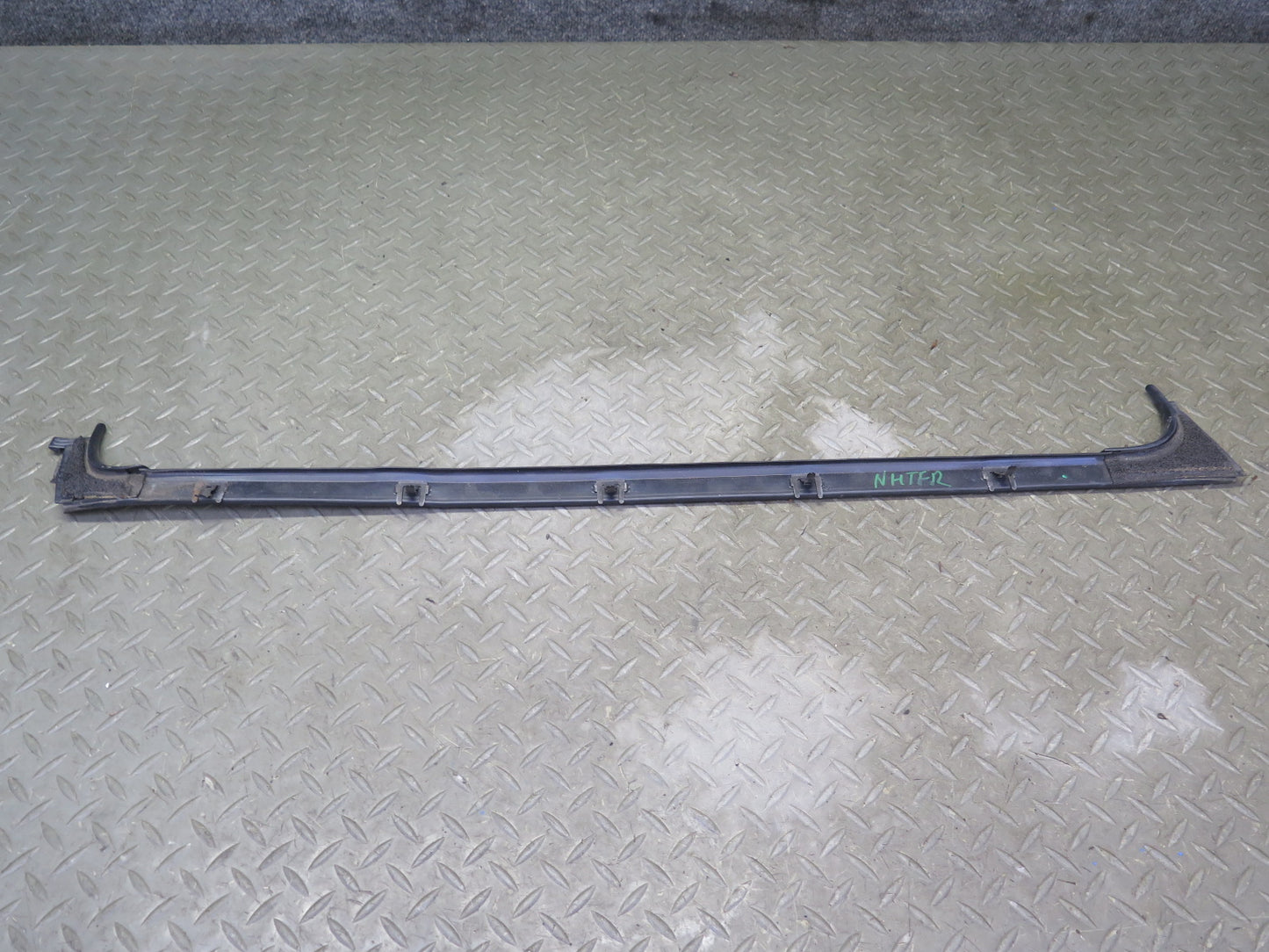 2003-2009 Hummer H2 Front Right Window Outer Inner Weatherstrip Rubber Seal Set