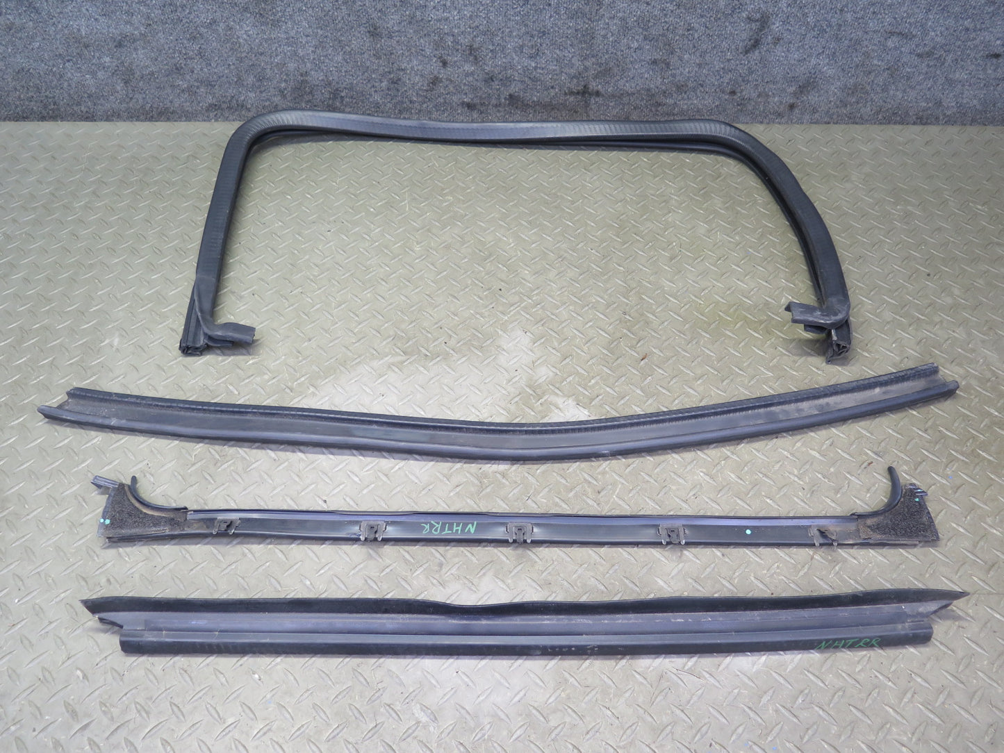 2003-2009 Hummer H2 Rear Right Window Outer Inner Weatherstrip Rubber Seal Set