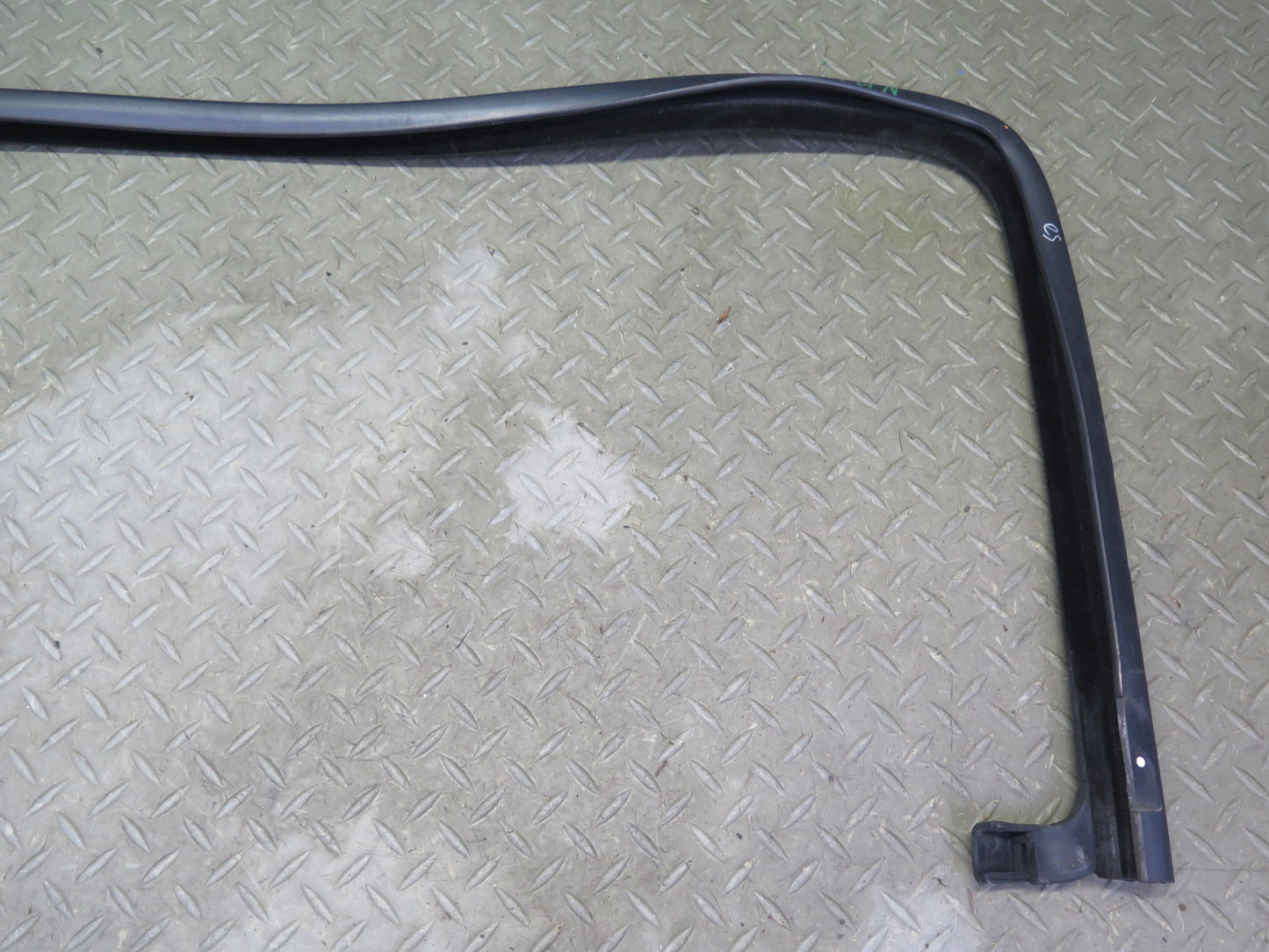 2003-2009 Hummer H2 Rear Right Window Outer Inner Weatherstrip Rubber Seal Set