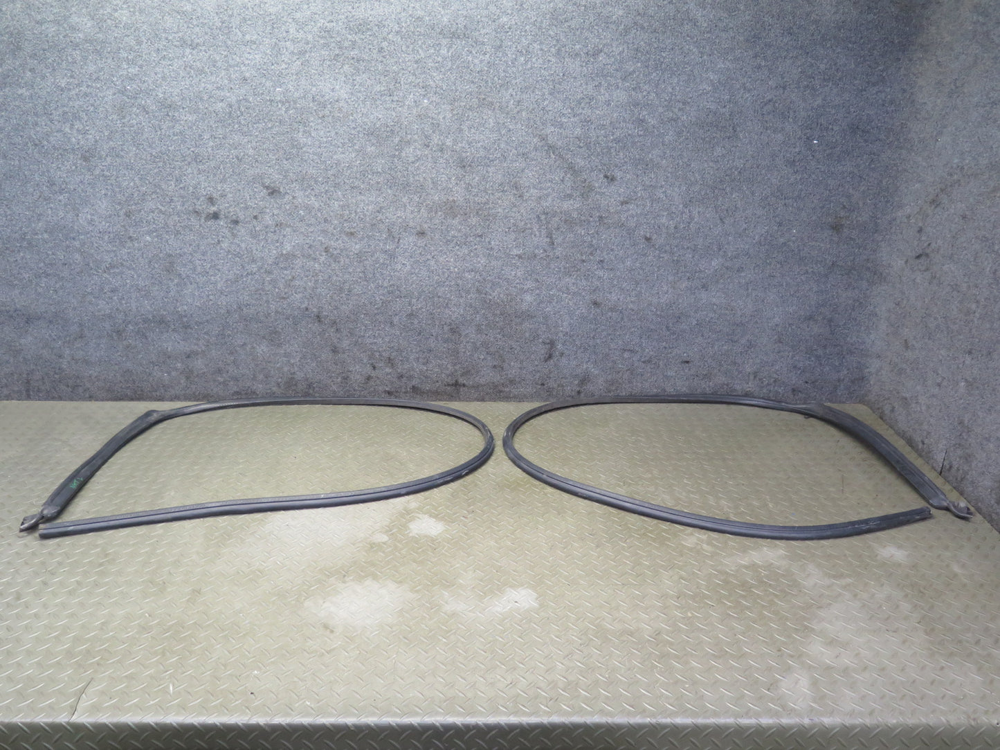 2003-2009 Hummer H2 Left & Right Roof Under Door Weatherstrip Rubber Seal Set