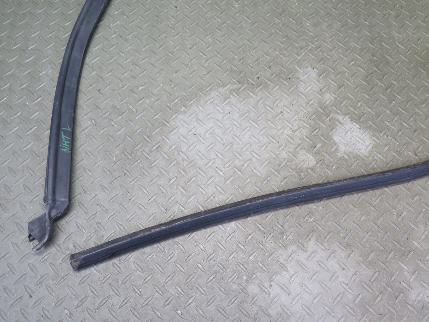 2003-2009 Hummer H2 Left & Right Roof Under Door Weatherstrip Rubber Seal Set