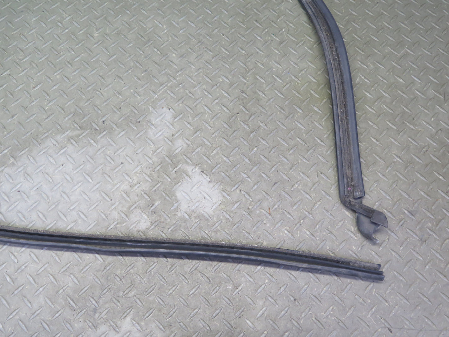 2003-2009 Hummer H2 Left & Right Roof Under Door Weatherstrip Rubber Seal Set