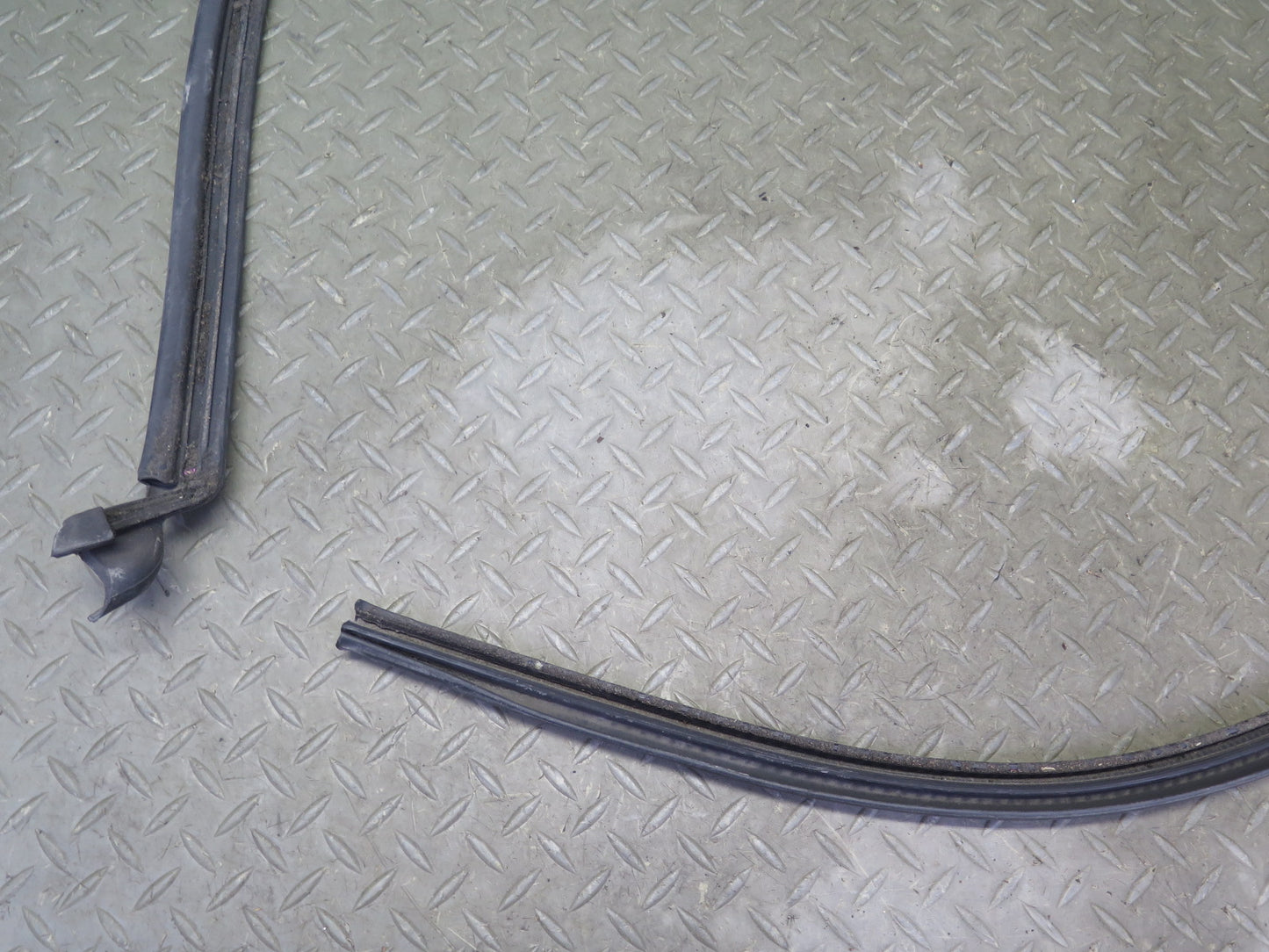 2003-2009 Hummer H2 Left & Right Roof Under Door Weatherstrip Rubber Seal Set