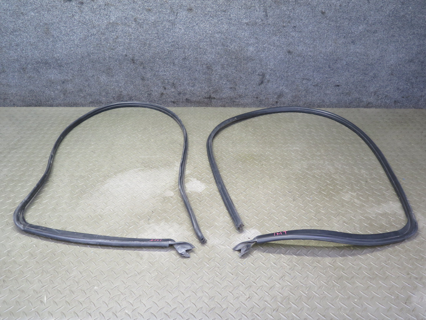 2003-2009 Hummer H2 Left & Right Roof Under Door Weatherstrip Rubber Seal Set