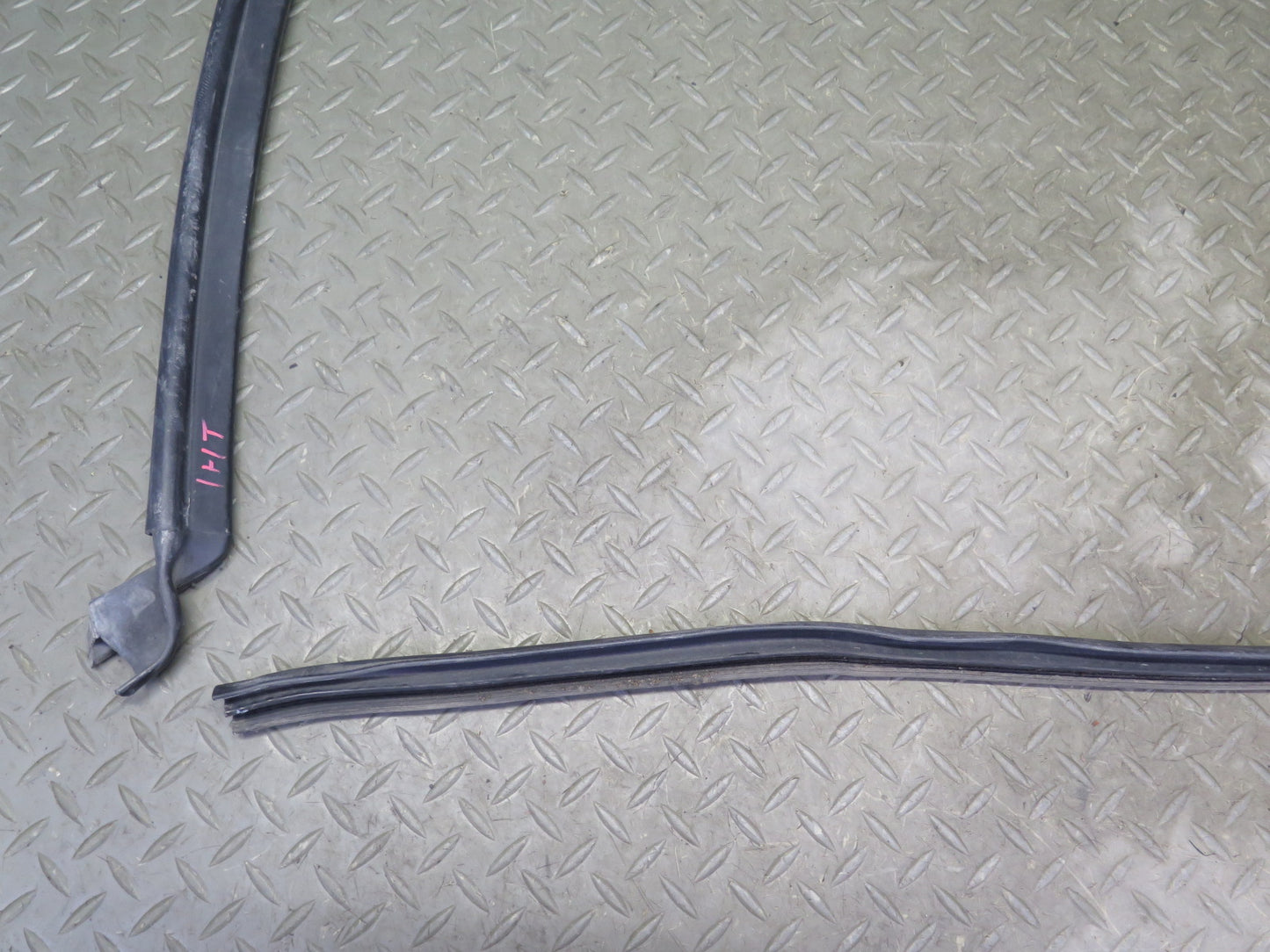 2003-2009 Hummer H2 Left & Right Roof Under Door Weatherstrip Rubber Seal Set