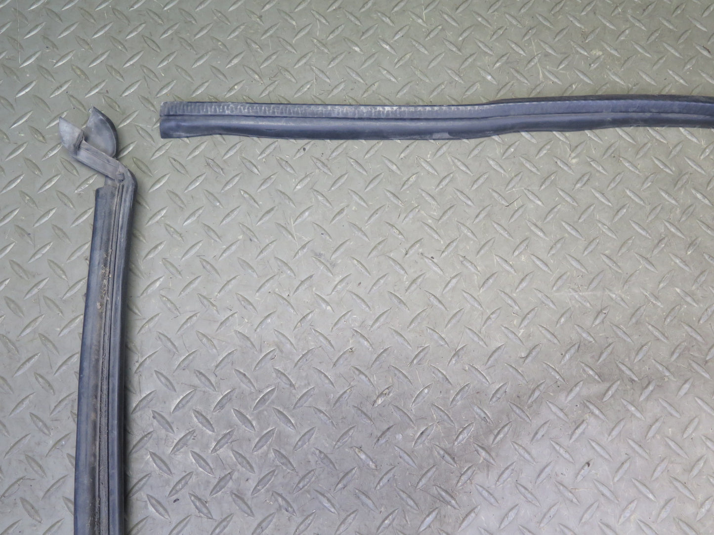 2003-2009 Hummer H2 Left & Right Roof Under Door Weatherstrip Rubber Seal Set