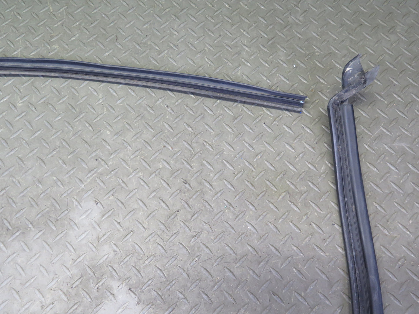 2003-2009 Hummer H2 Left & Right Roof Under Door Weatherstrip Rubber Seal Set