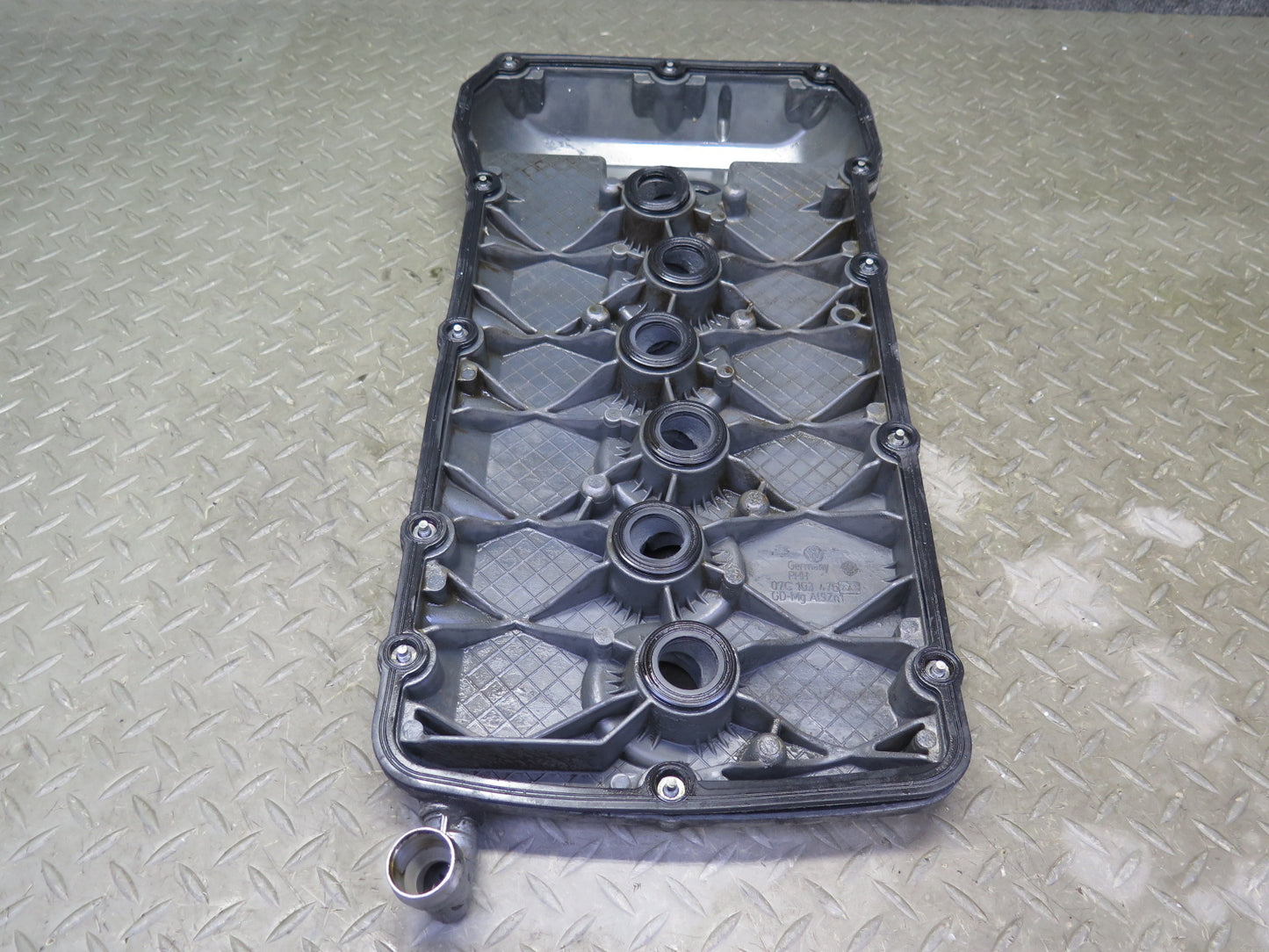 2006-2012 Bentley Flying Spur 6.0L Engine Motor Right Side Valve Cover