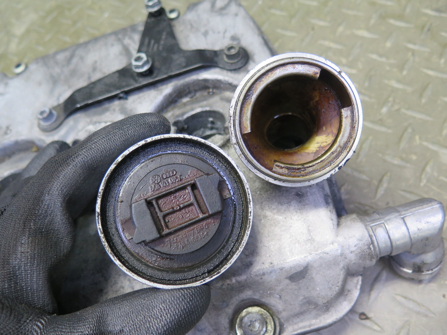 2006-2012 Bentley Flying Spur 6.0L Engine Motor Left Side Valve Cover W/ Oil Cap