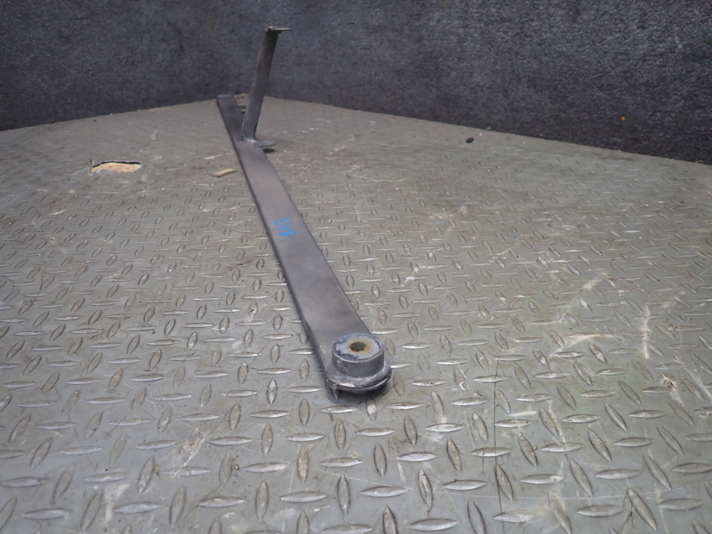 03-08 BMW E85 Z4 Set of 2 Rear Suspension Subframe Support Rail Bracket OEM