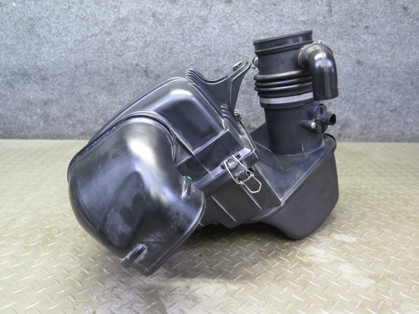 2009-2019 Maserati Granturismo M145 4.7L Air Intake Cleaner Filter Box w Sensor