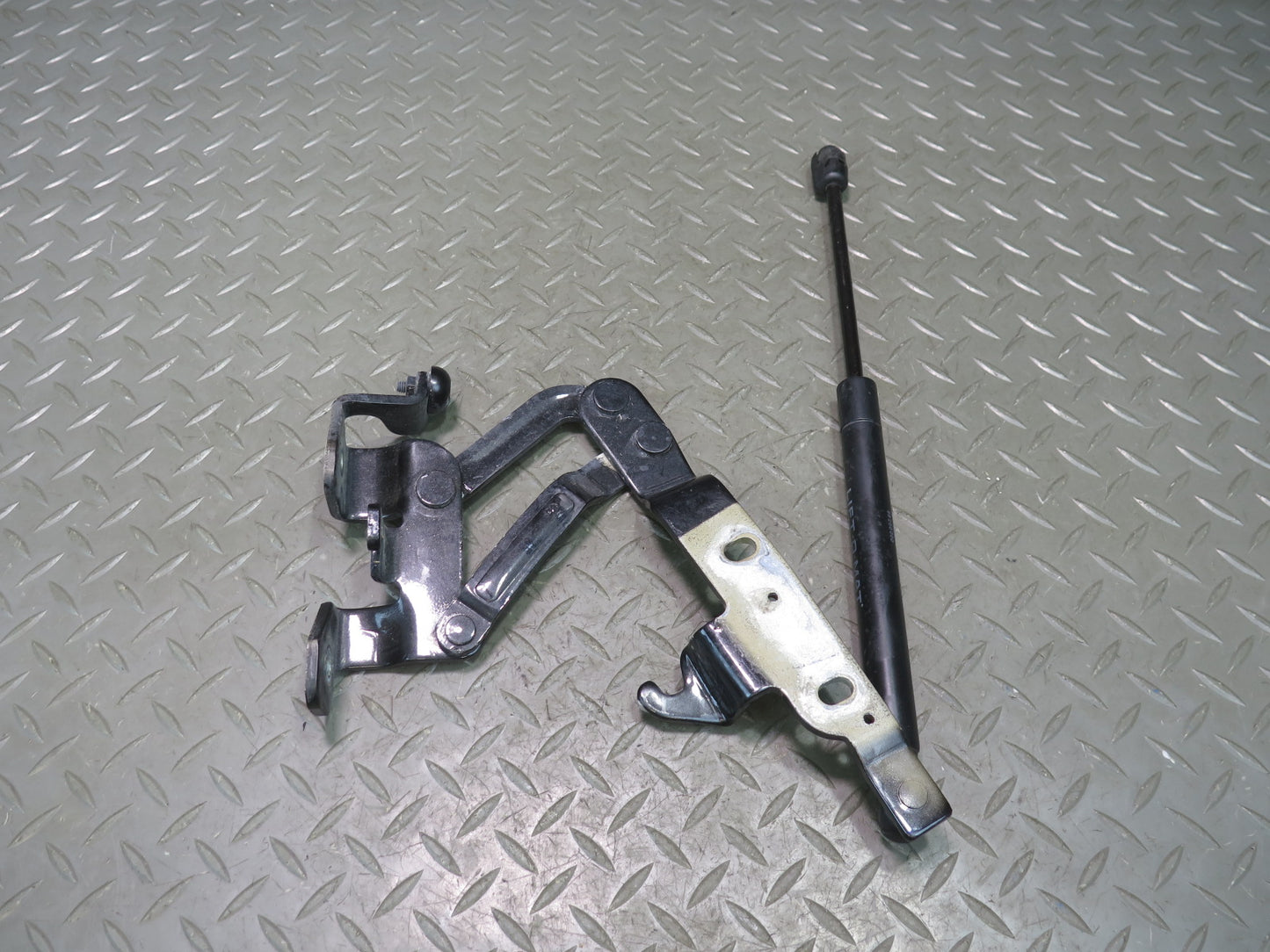 2008-2019 Maserati Granturismo M145 Front Left & Right Hood Hinge w Support