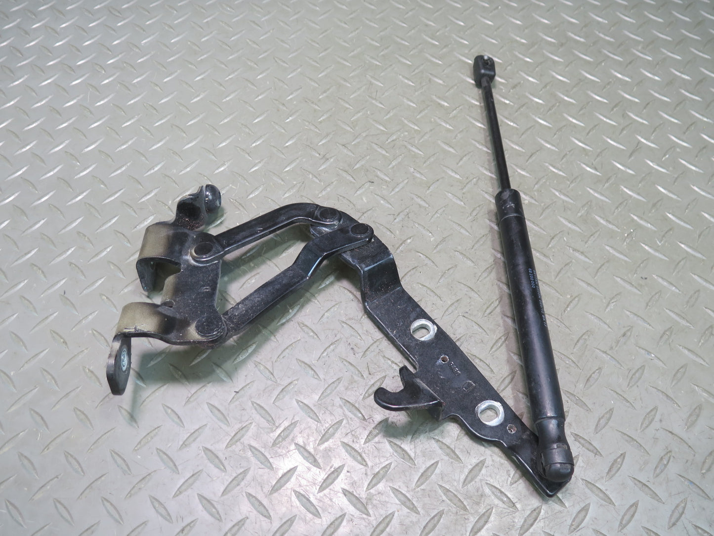 2008-2019 Maserati Granturismo M145 Front Left & Right Hood Hinge w Support
