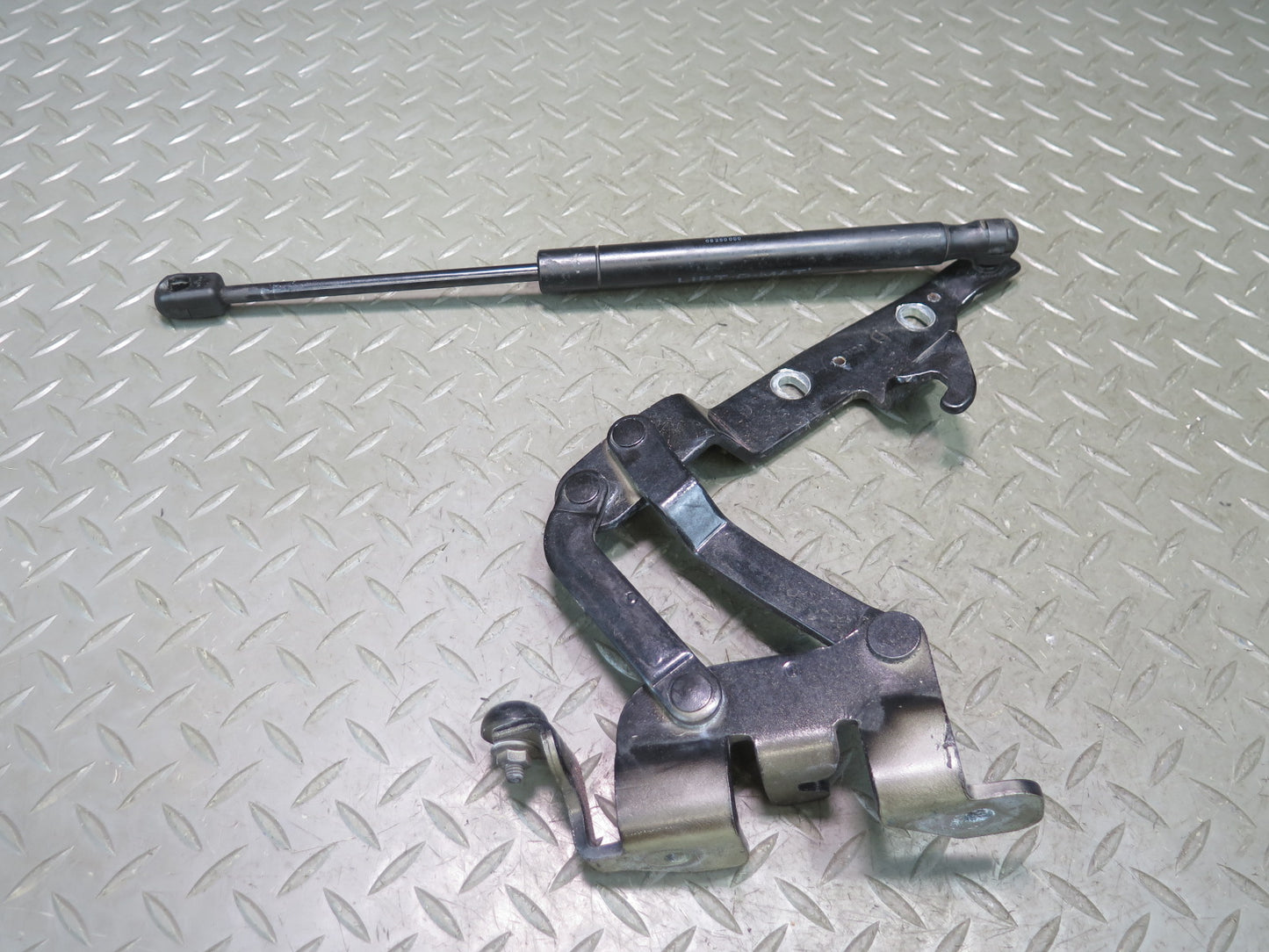 2008-2019 Maserati Granturismo M145 Front Left & Right Hood Hinge w Support