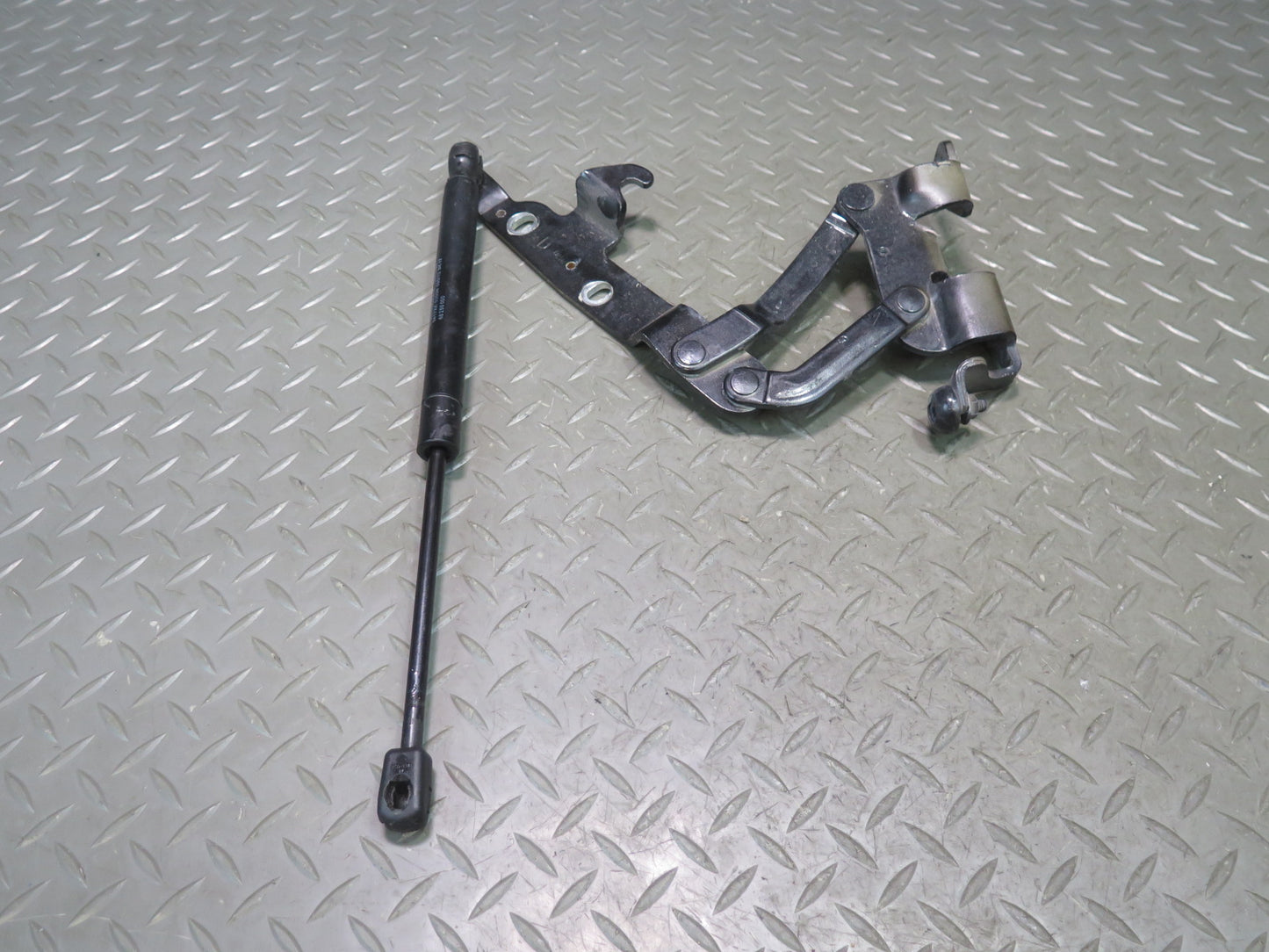 2008-2019 Maserati Granturismo M145 Front Left & Right Hood Hinge w Support