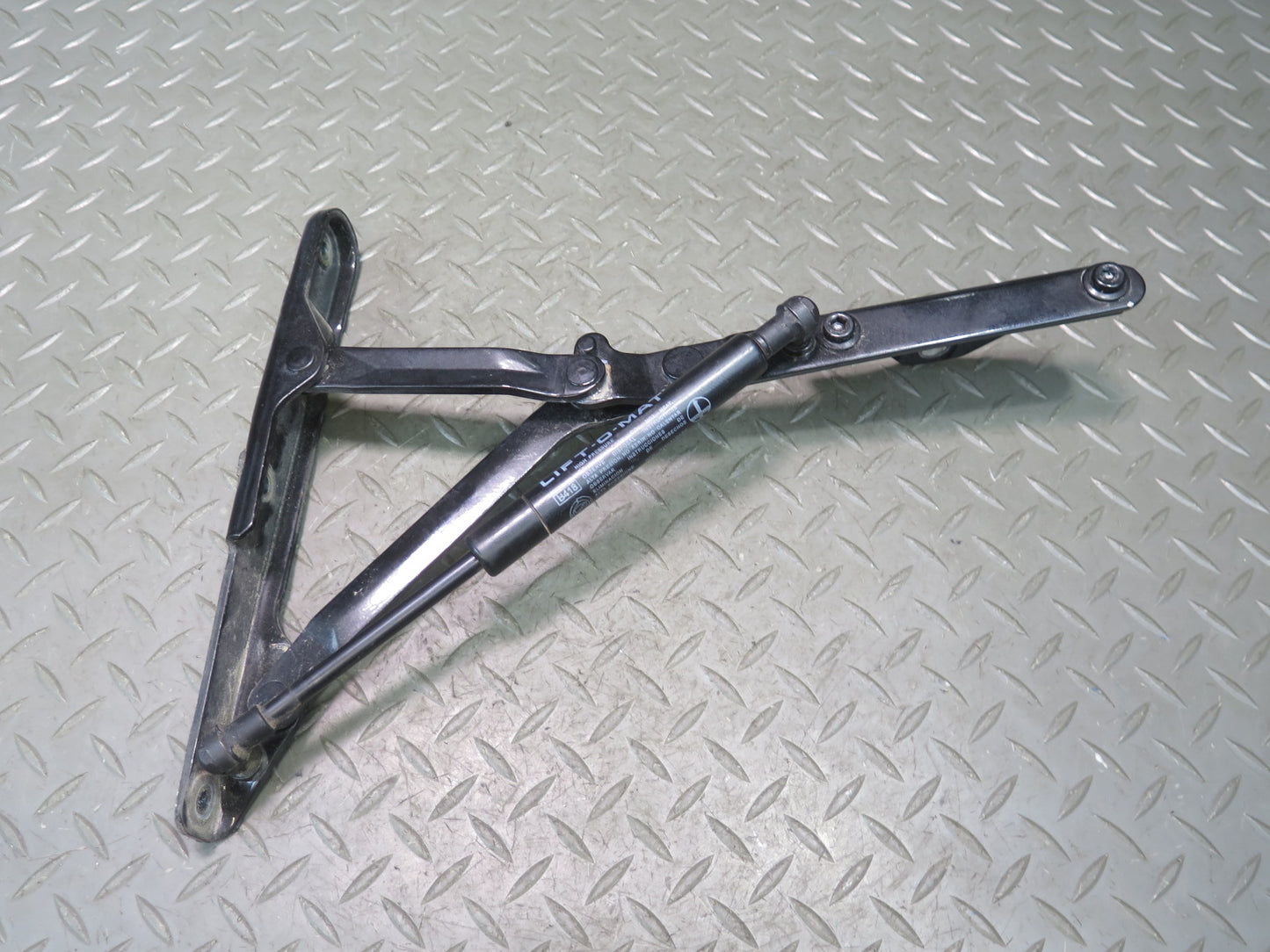 08-19 Maserati Granturismo M145 Rear Left & Right Trunk Lid Hinge Support Set