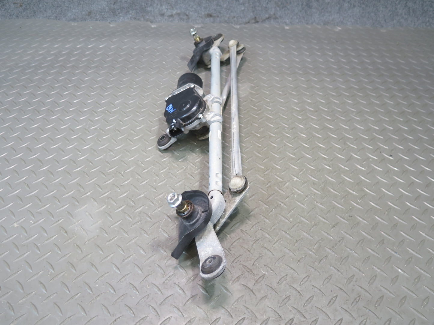 2013-2020 Infiniti JX35 QX60 Front Windshield Wiper Transmission Linkage w Motor