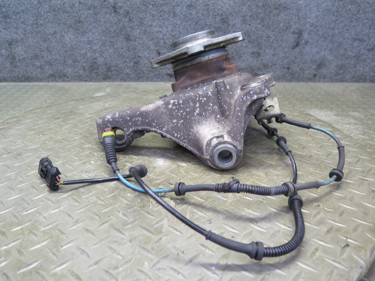 2008-2019 Maserati Granturismo M145 RWD Front Right Spindle Knuckle Wheel Hub