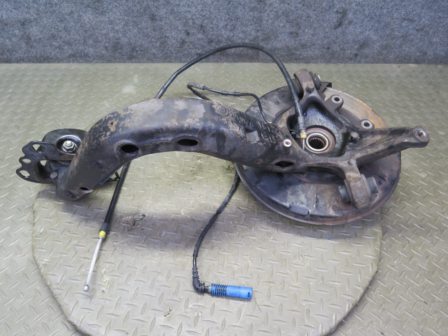 03-08 BMW E85 Z4 3.0L RWD Rear Left Spindle Knuckle Trailing Arm Hub Bearing OEM