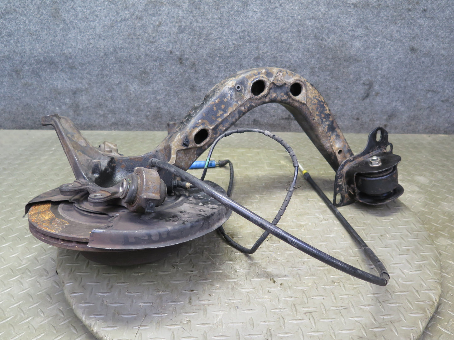 03-08 BMW E85 Z4 3.0L RWD Rear Left Spindle Knuckle Trailing Arm Hub Bearing OEM