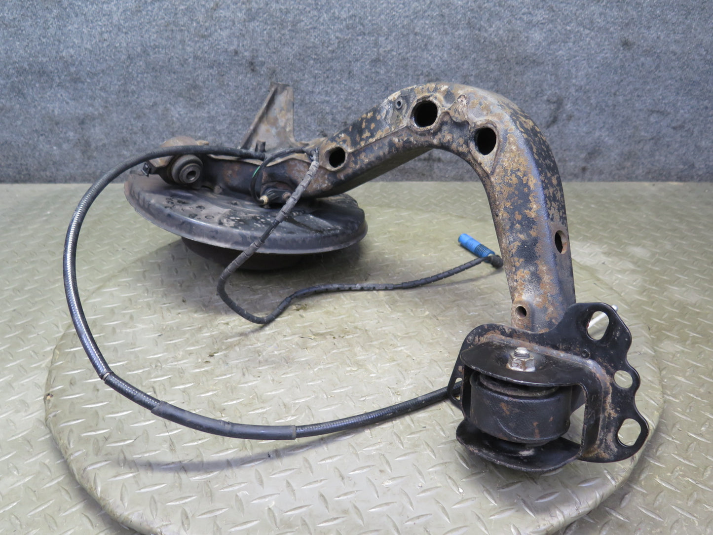 03-08 BMW E85 Z4 3.0L RWD Rear Left Spindle Knuckle Trailing Arm Hub Bearing OEM