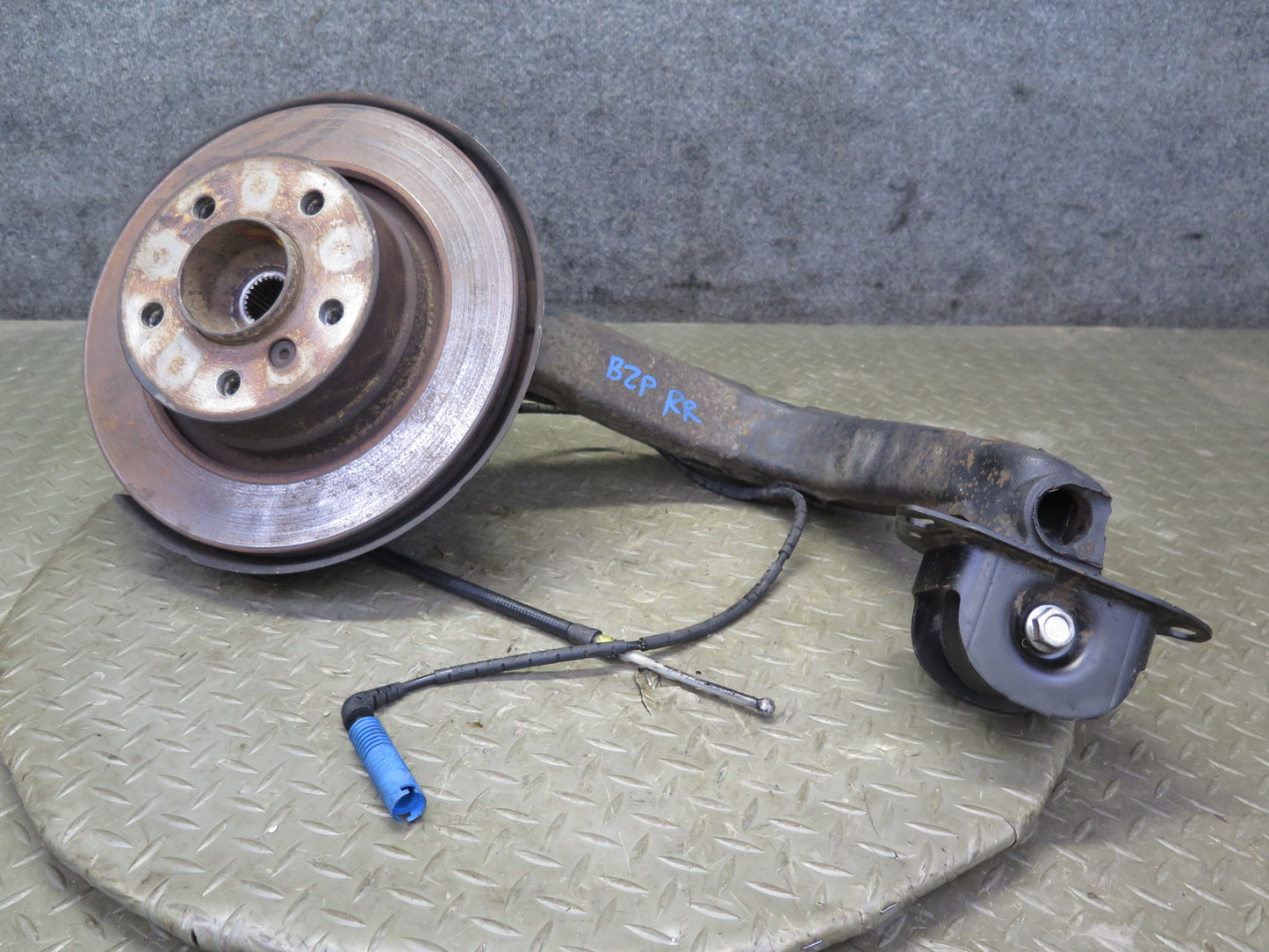 03-08 BMW E85 Z4 3.0 RWD Rear Right Spindle Knuckle Trailing Arm Hub Bearing OEM