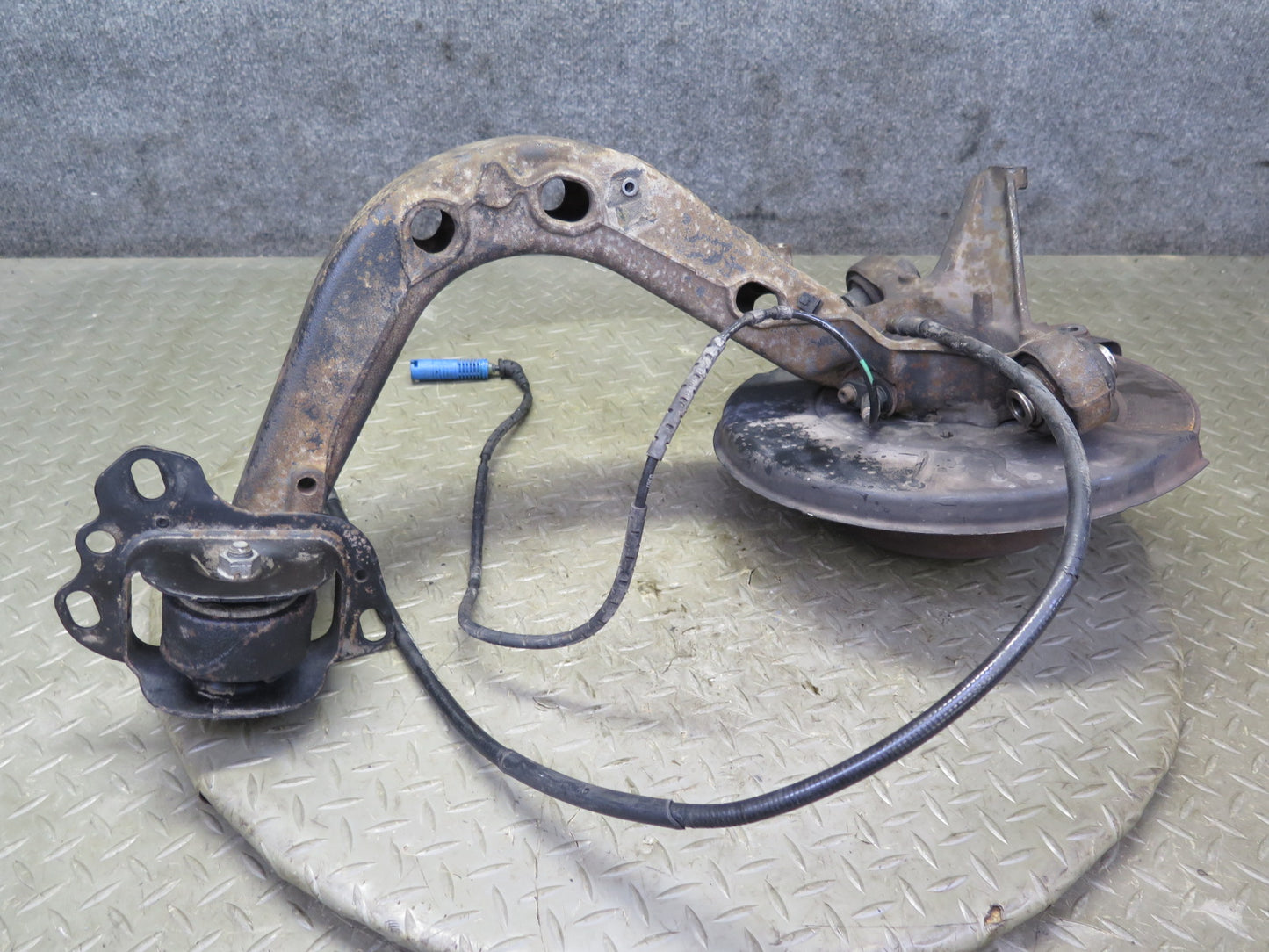 03-08 BMW E85 Z4 3.0 RWD Rear Right Spindle Knuckle Trailing Arm Hub Bearing OEM