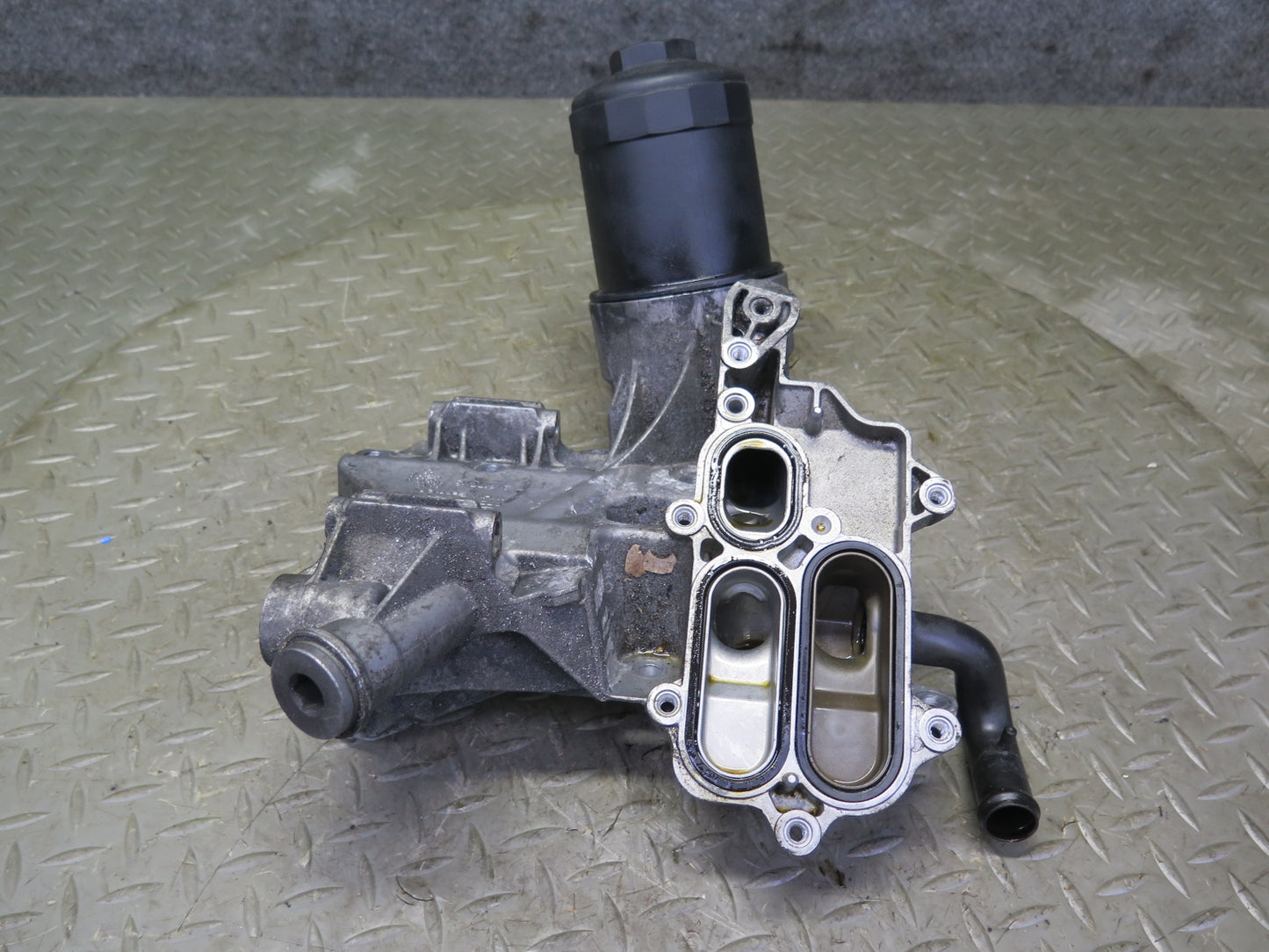 2006-2012 Bentley Flying Spure 6.0L Engine Oil Filter Cooling Housing Bracket